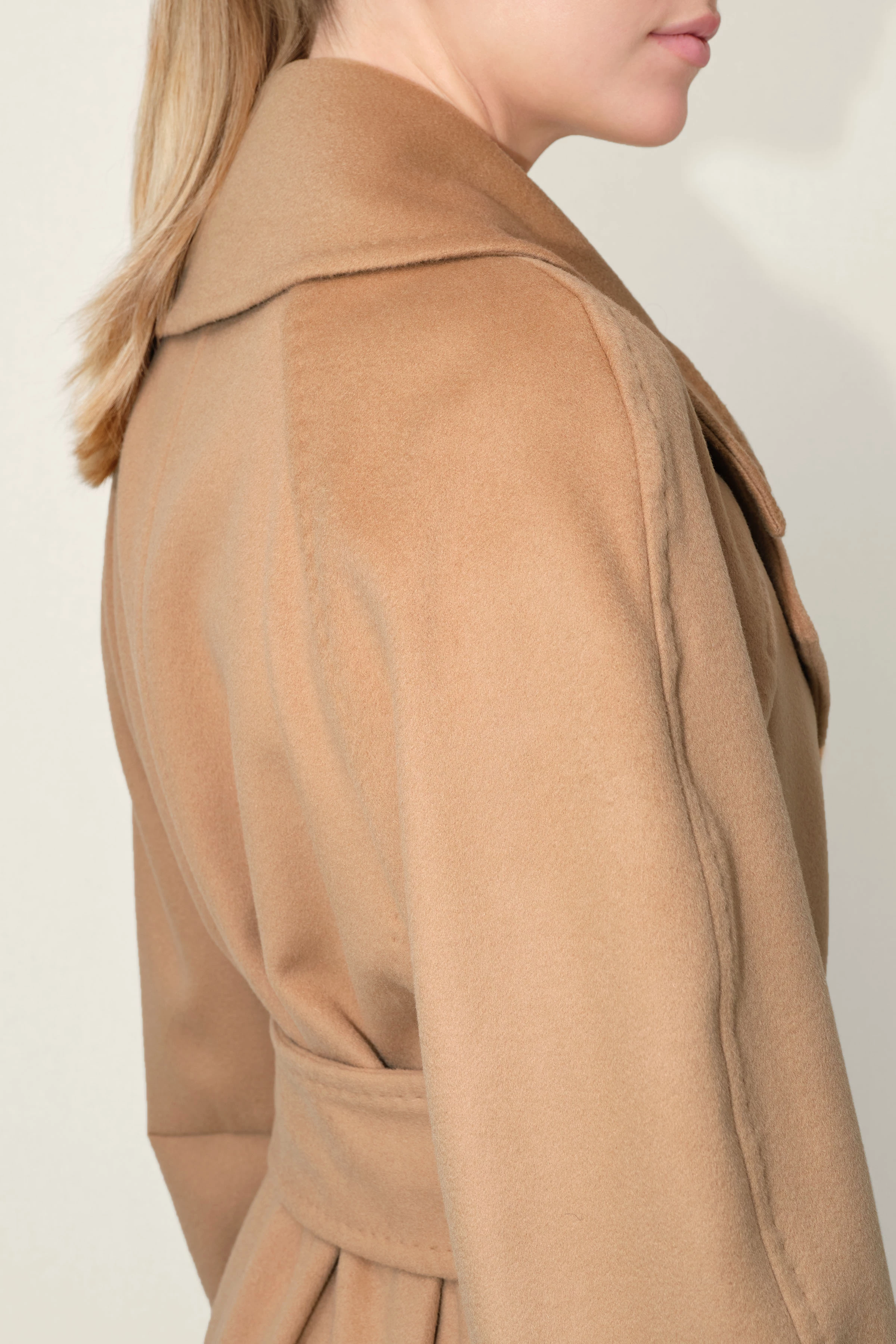 ALPERTON_3 - Kaschmir-Mantel mit Bindegürtel - Damen - braun - Seitenansicht