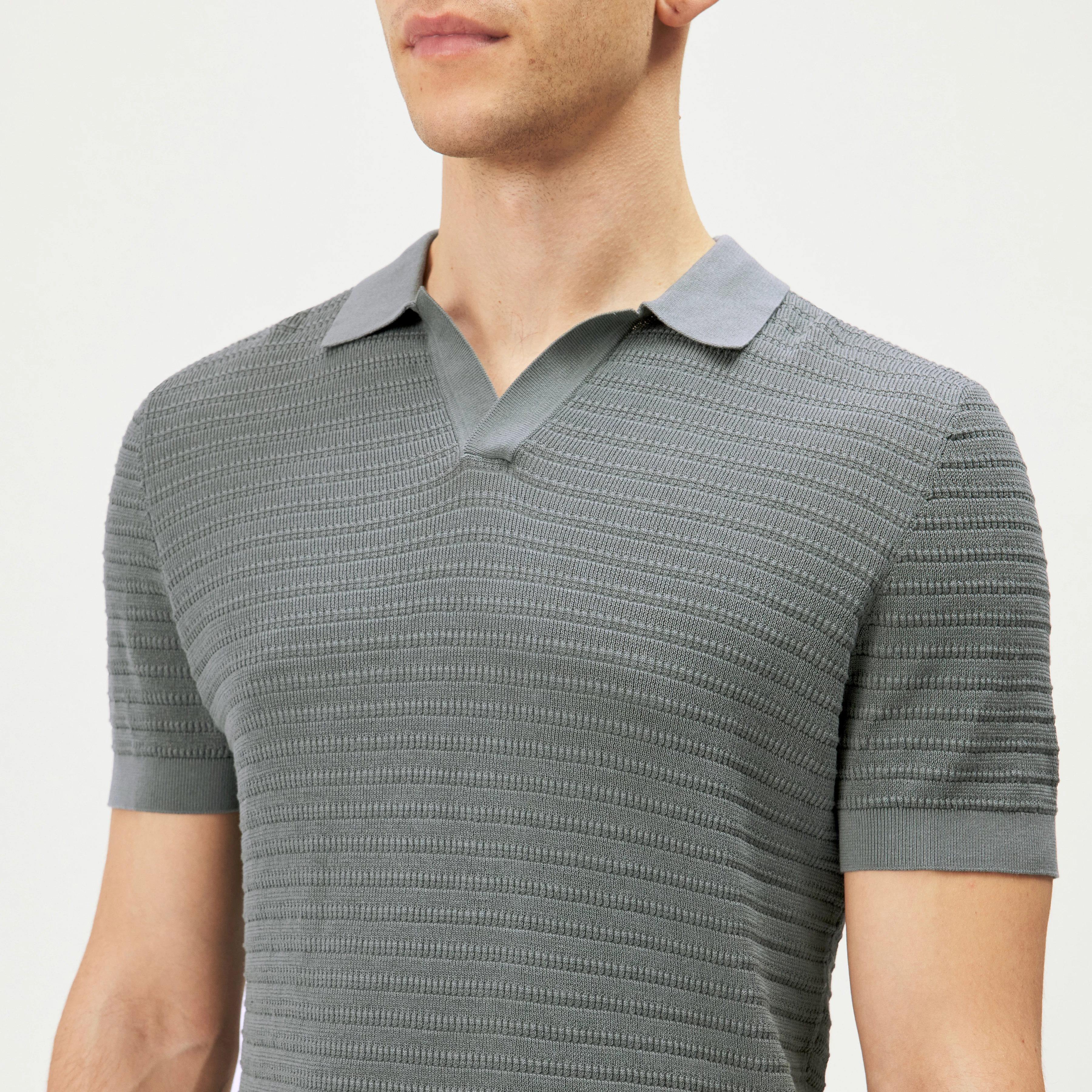 BRAIAN - Knitted polo in mercerised cotton - men - green - Detailansicht am Model