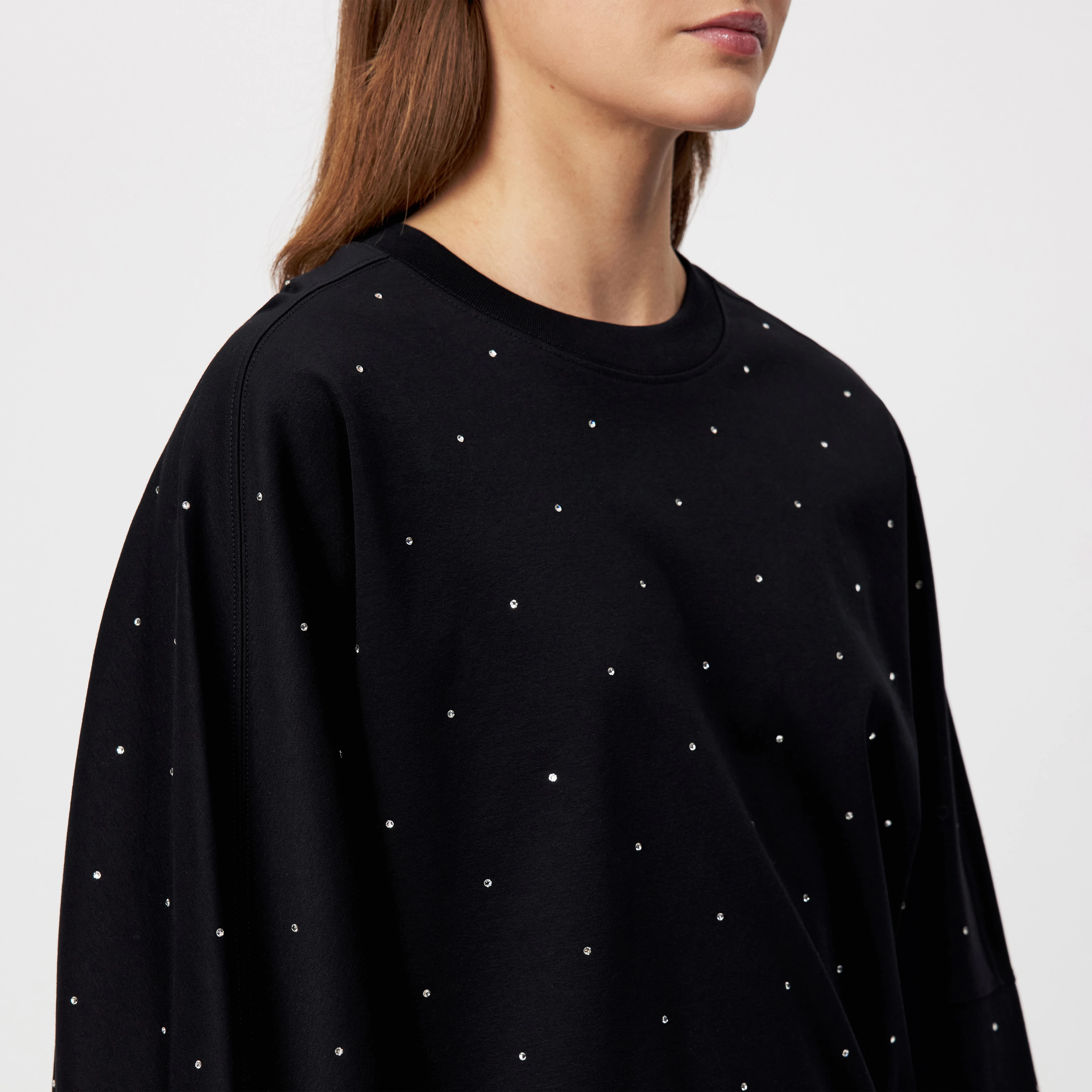 ASTARIA_P2 - Sweatshirt mit Swarovski®-Kristallen in mercerisierter Baumwolle - Damen - schwarz - Detailansicht am Model