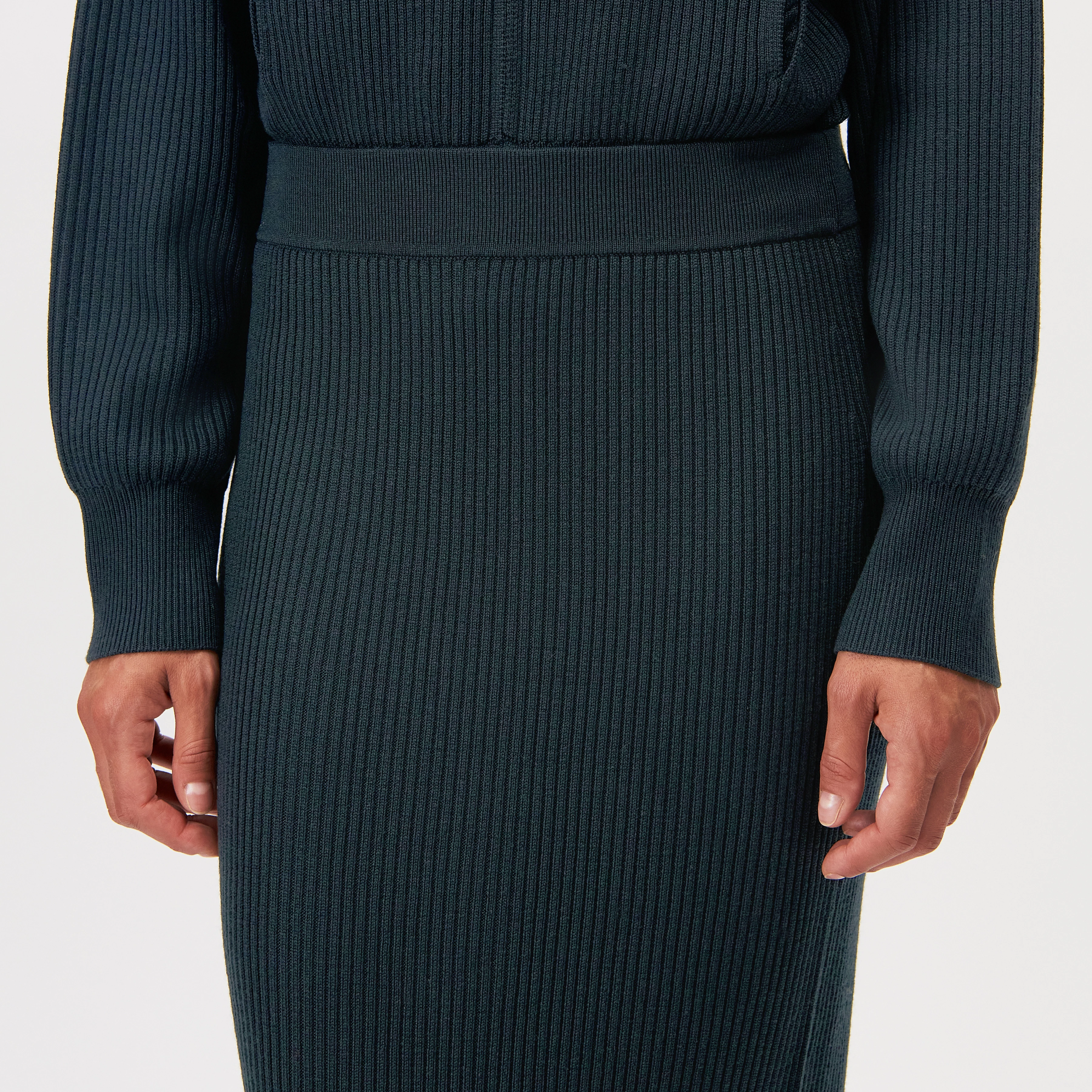 LUDIMI - Pencil skirt with slit in 100% merino wool - women - green - Detailansicht am Model