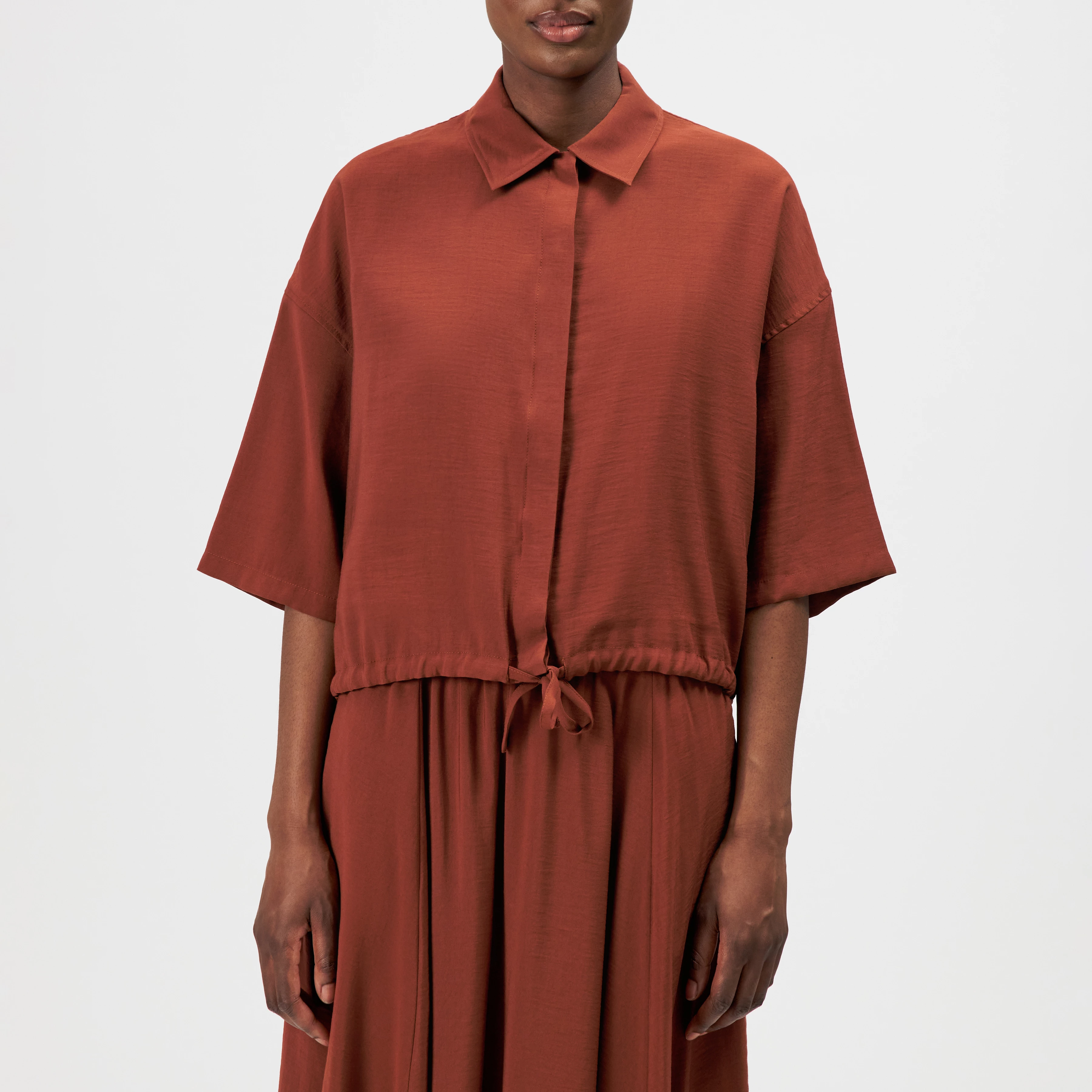 LAINAY - Chemisier court en twill fluide - women - rouge - Frontansicht