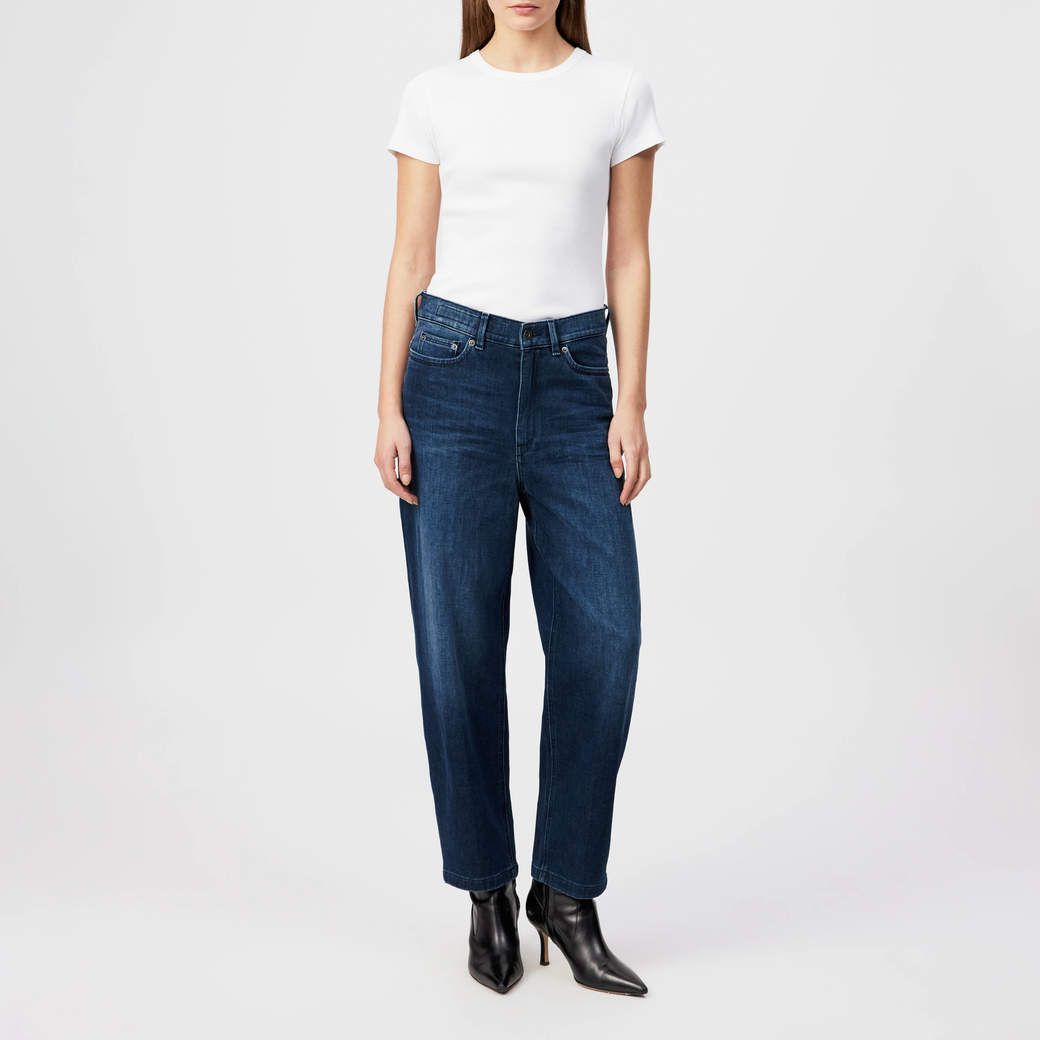 FLOWN - Low-waist jeans in mid-blue denim - women - blue - Ganzkörper-Frontansicht