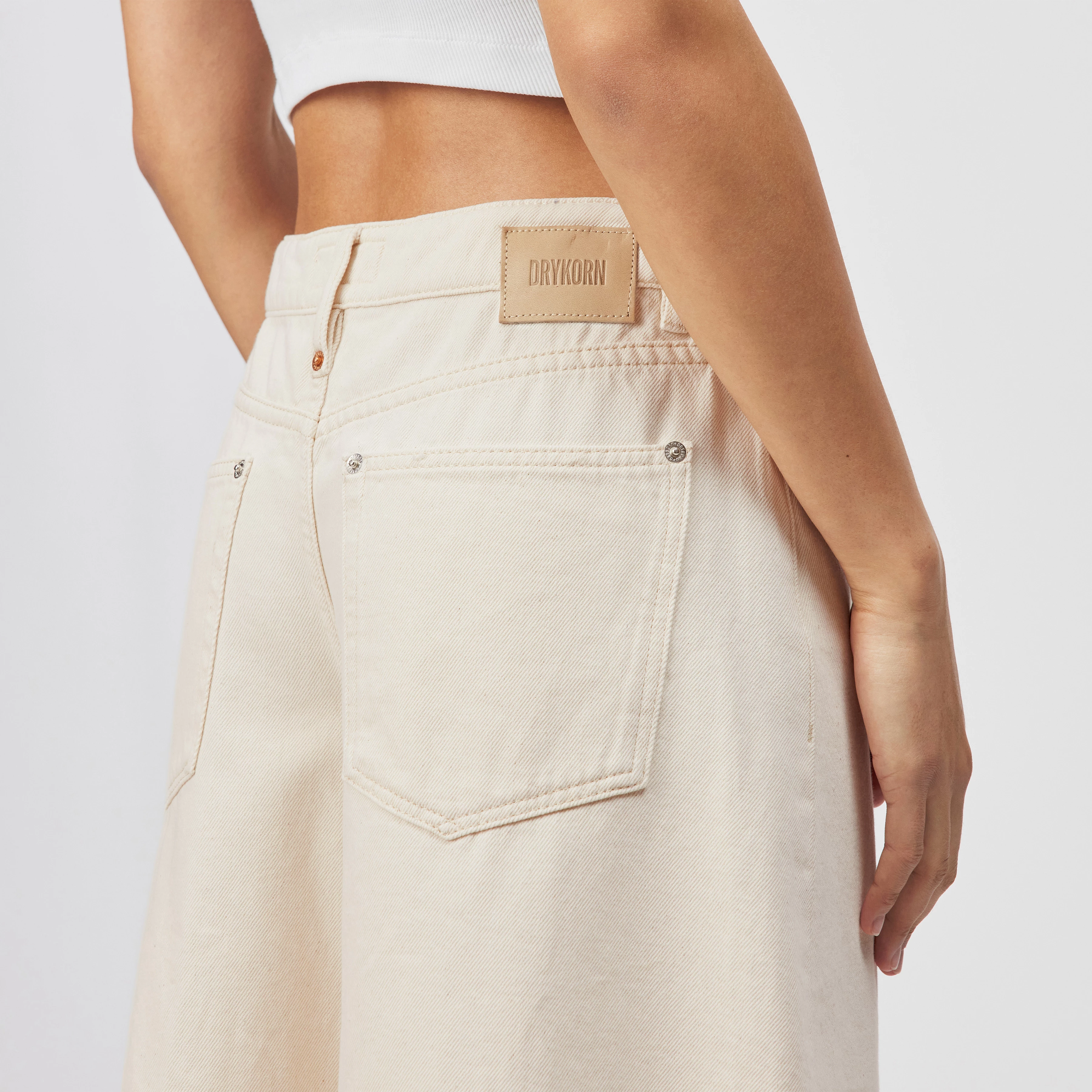 NONE - Bermuda Denim Shorts - women - metal - Detailansicht am Model