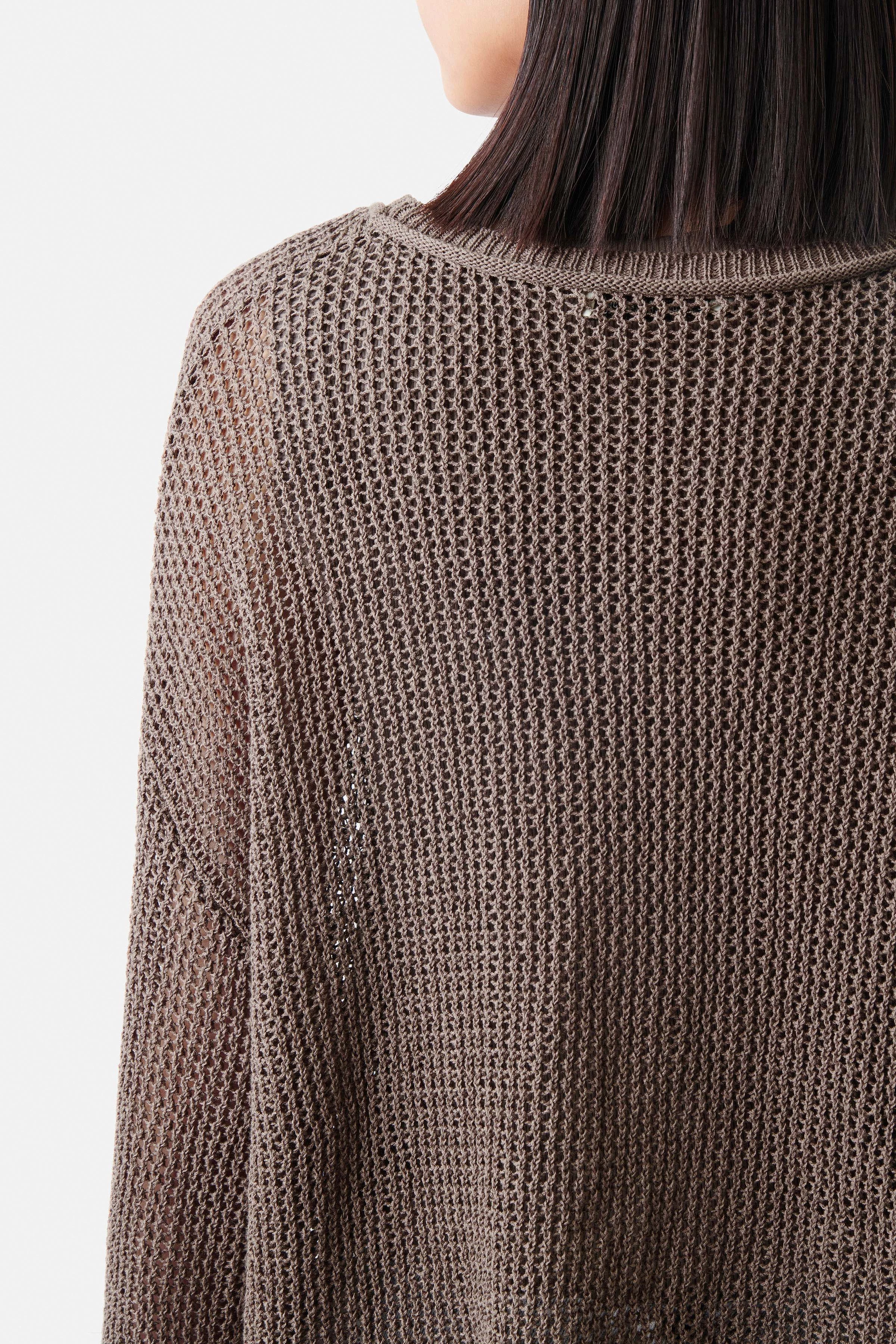 IMENY - Verkürzter Pullover in Bändchengarn - Damen - braun - Detailansicht am Model