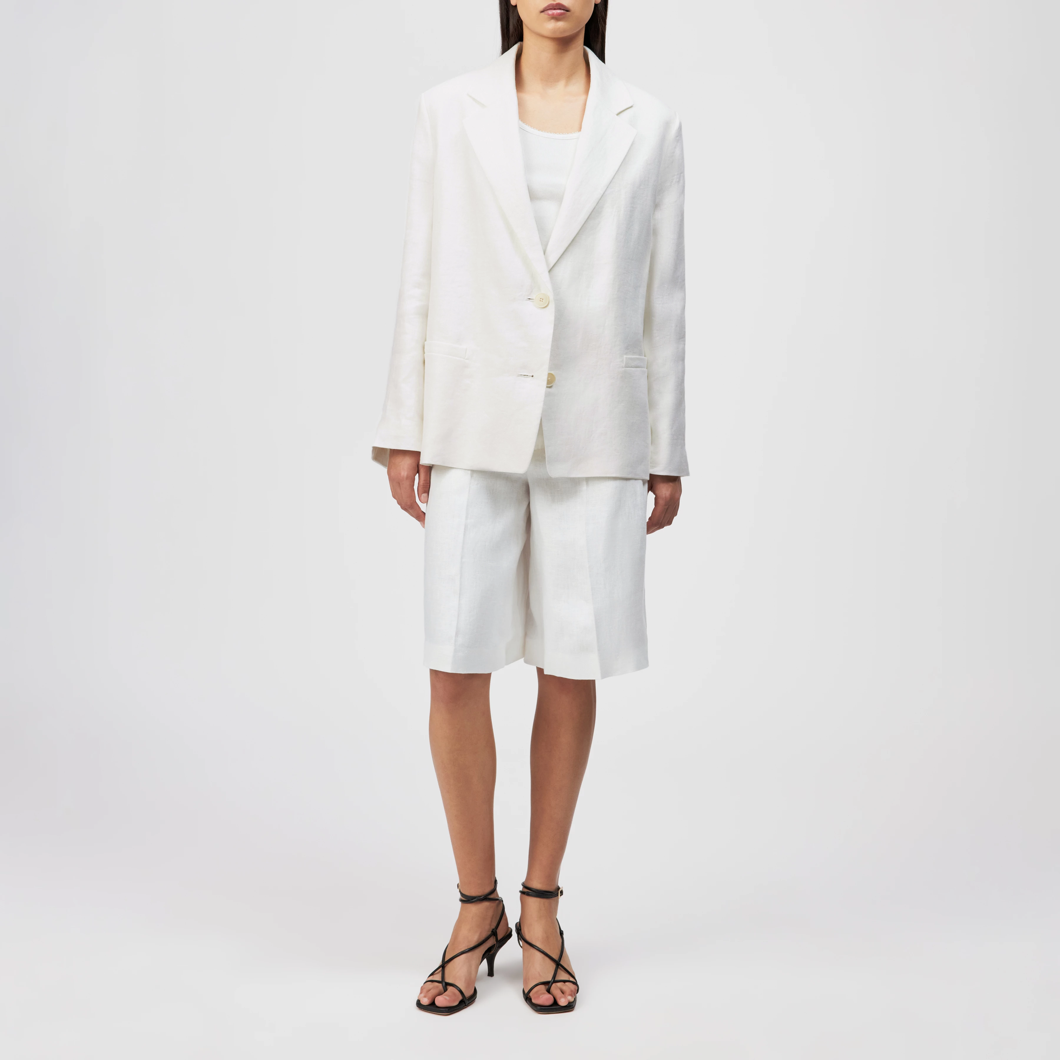 GOVERN - Relaxed Fit Bermuda Shorts in Linen - women - off white - Ganzkörper-Frontansicht