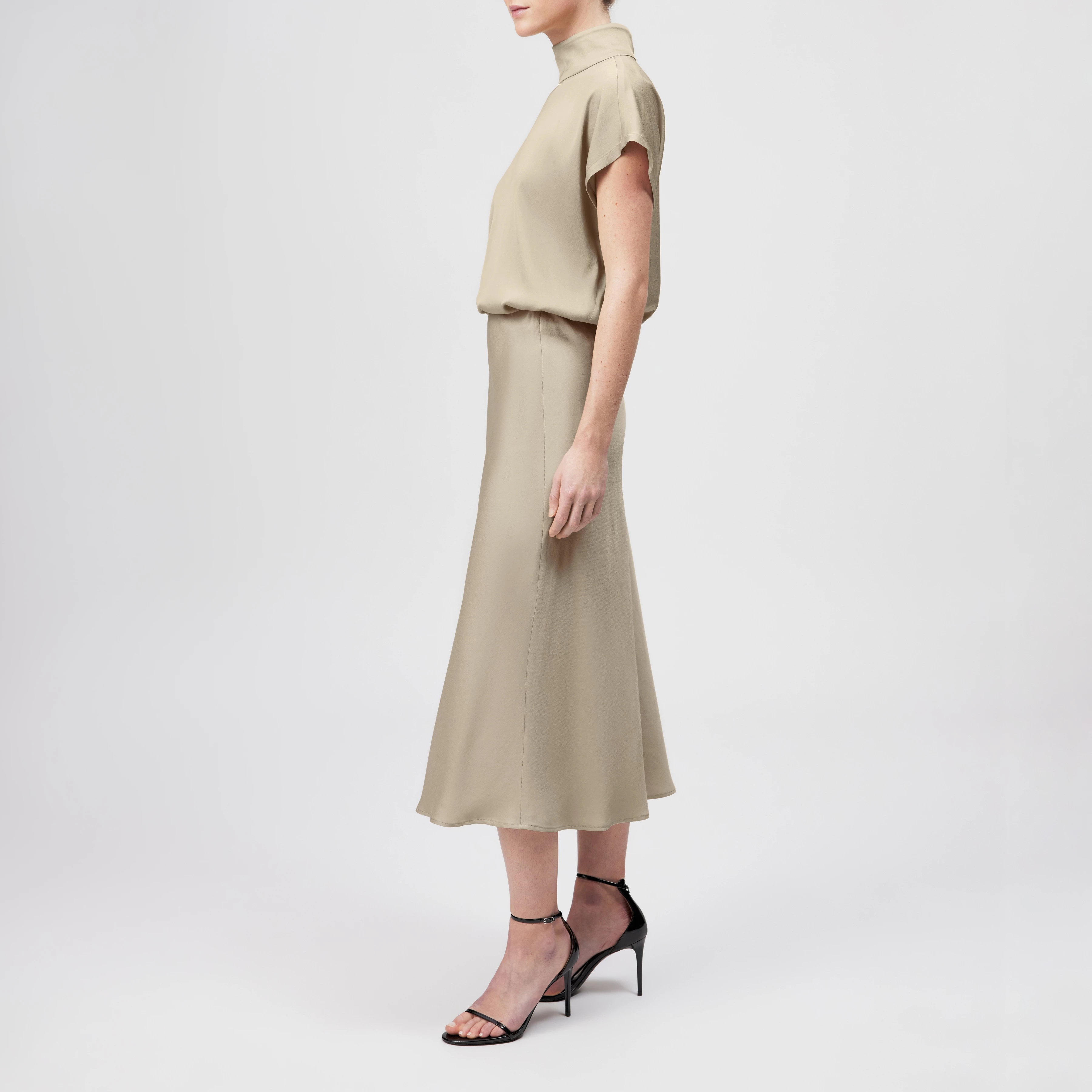 URA - Mid-length slip skirt in satin - women - beige - Seitenansicht
