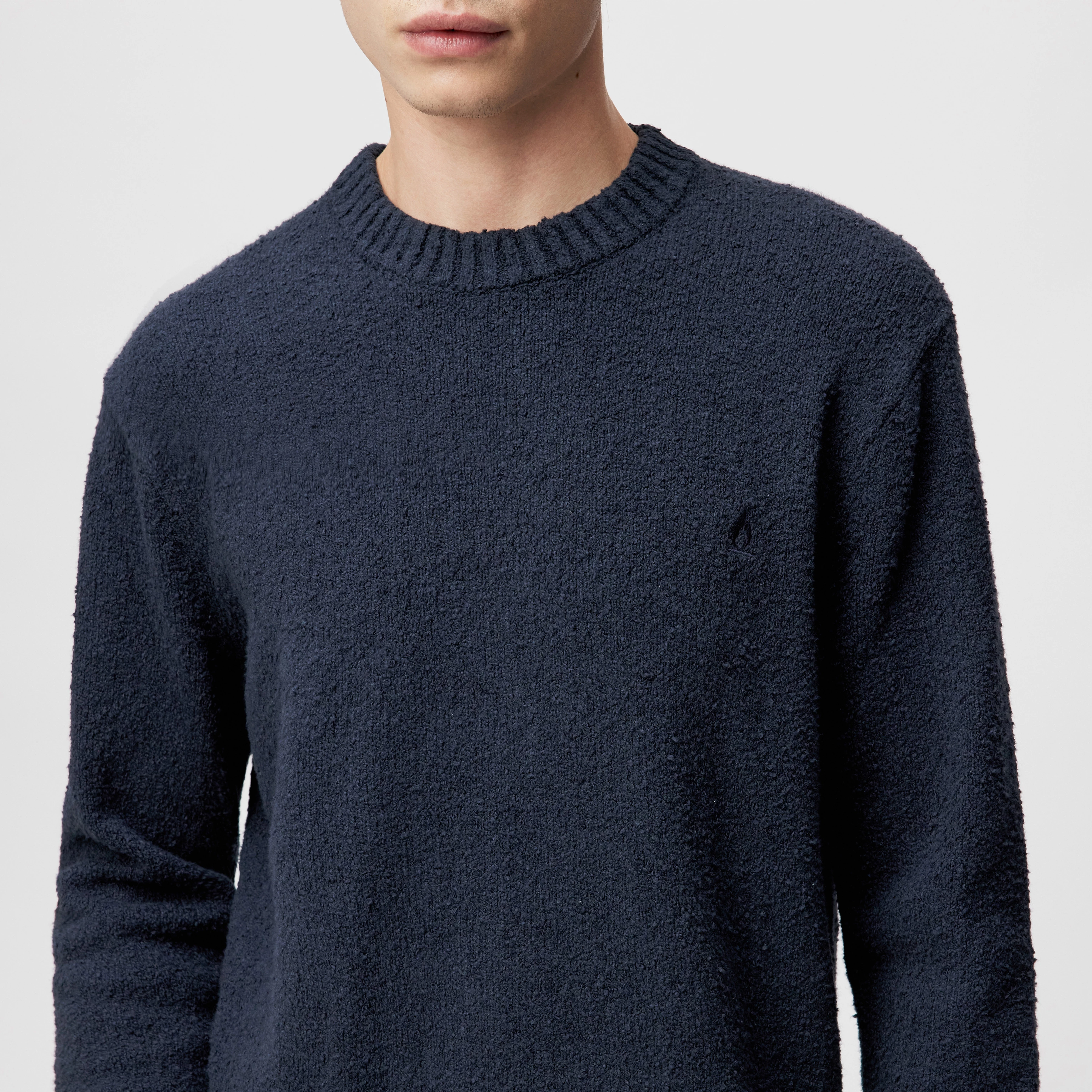 LEANDO - Round-neck jumper in bouclé look - men - blue - Detailansicht am Model