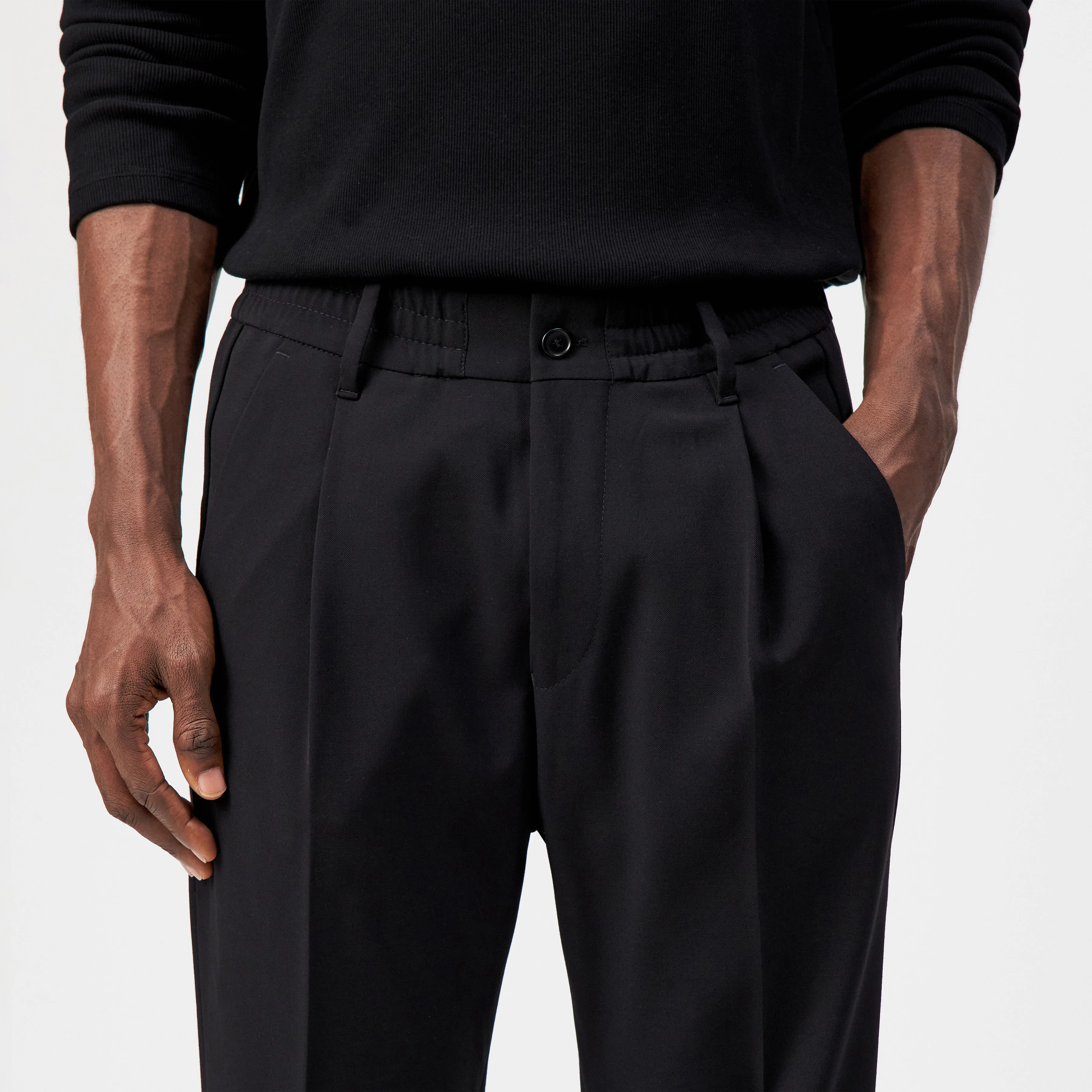 CHASY - Casual trousers with pleats in gabardine - men - Natural Aluminium - Detailansicht am Model