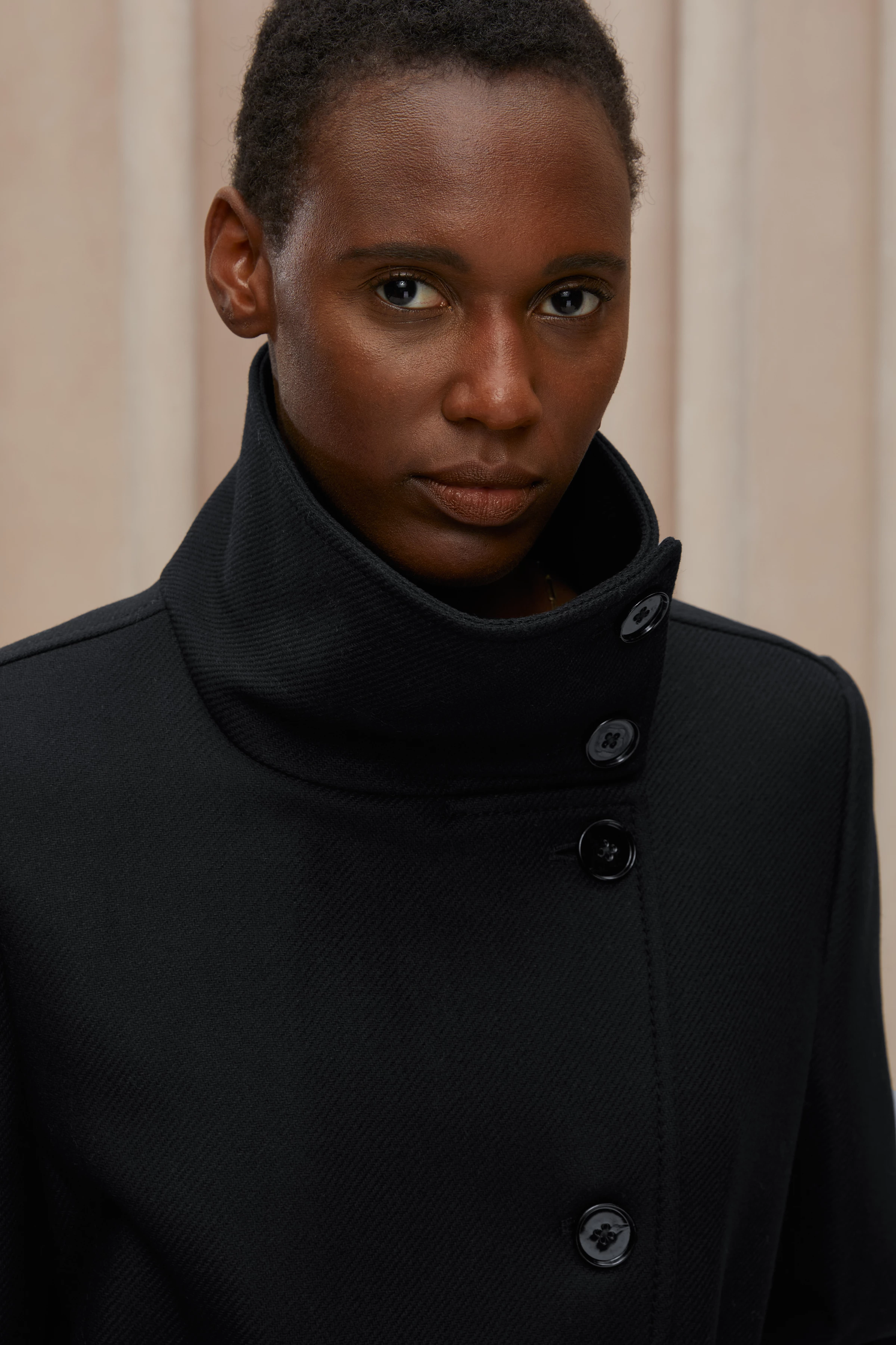 LEWISHAM - Uniformmantel in winterlicher Woll-Mischung - Damen - schwarz - Detailansicht am Model