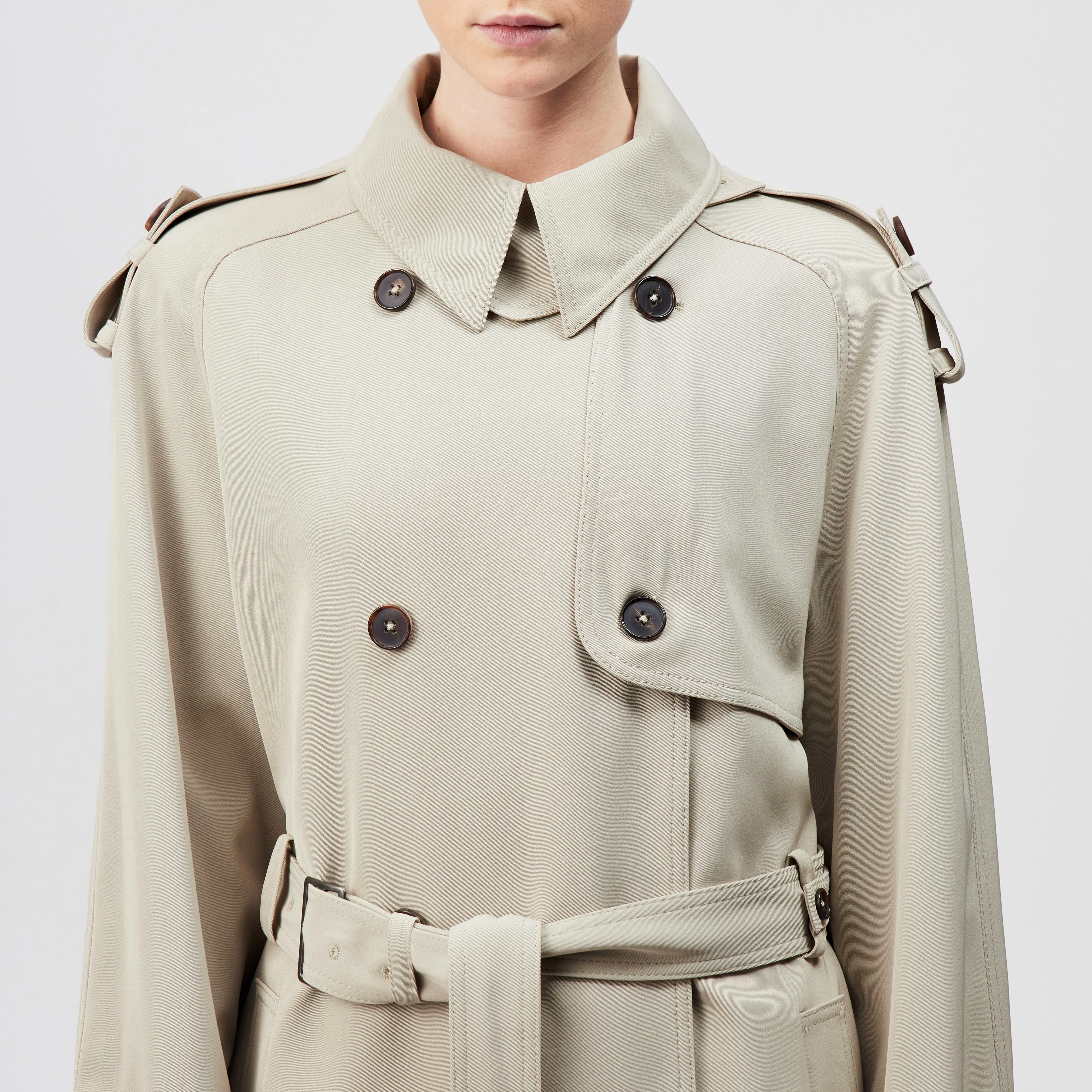 BARLEY - Relaxed fit coat with belt - women - beige - Detailansicht am Model