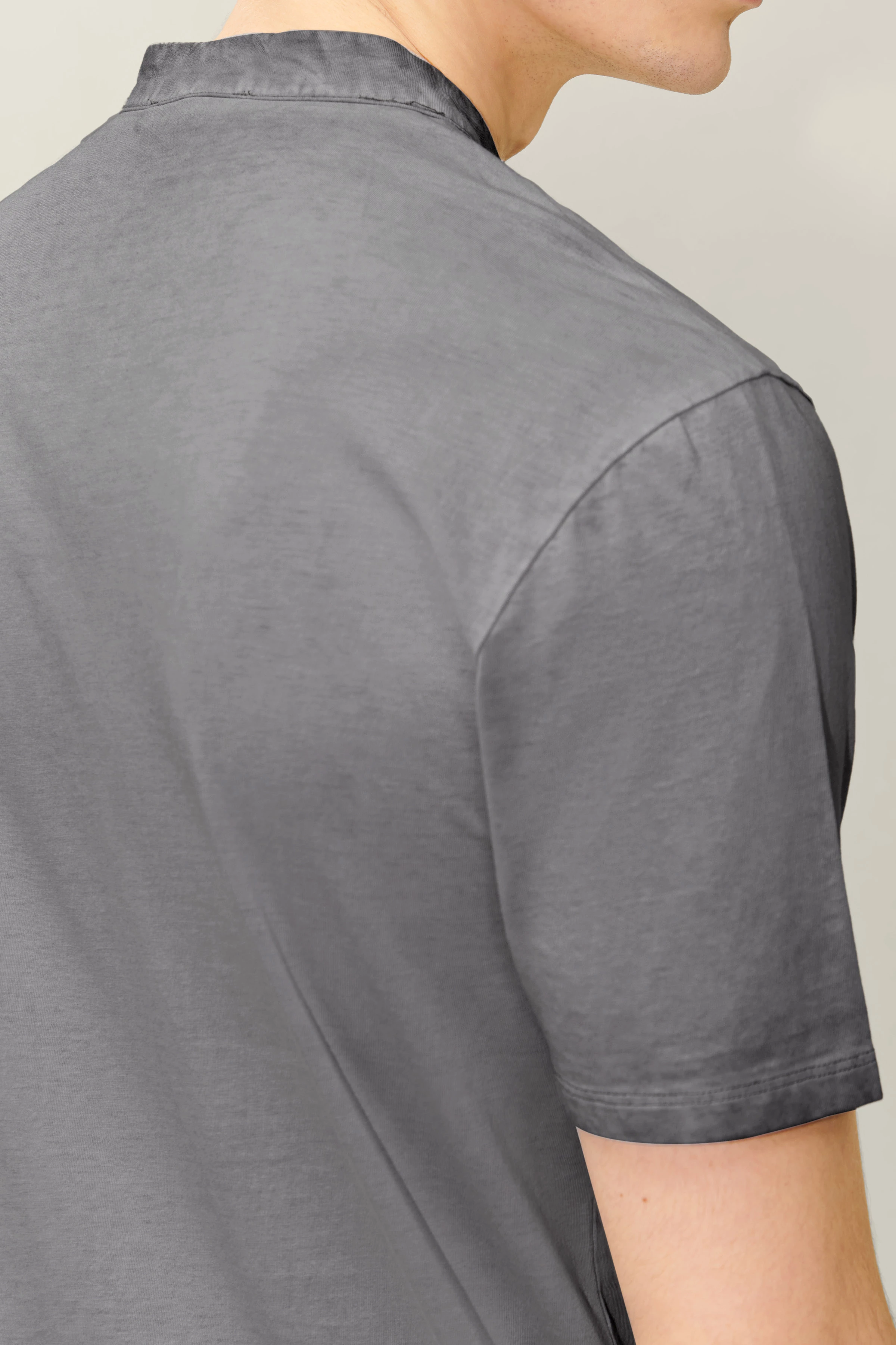 LOUIS - polo shirt with band collar - men - grey - Detailansicht am Model