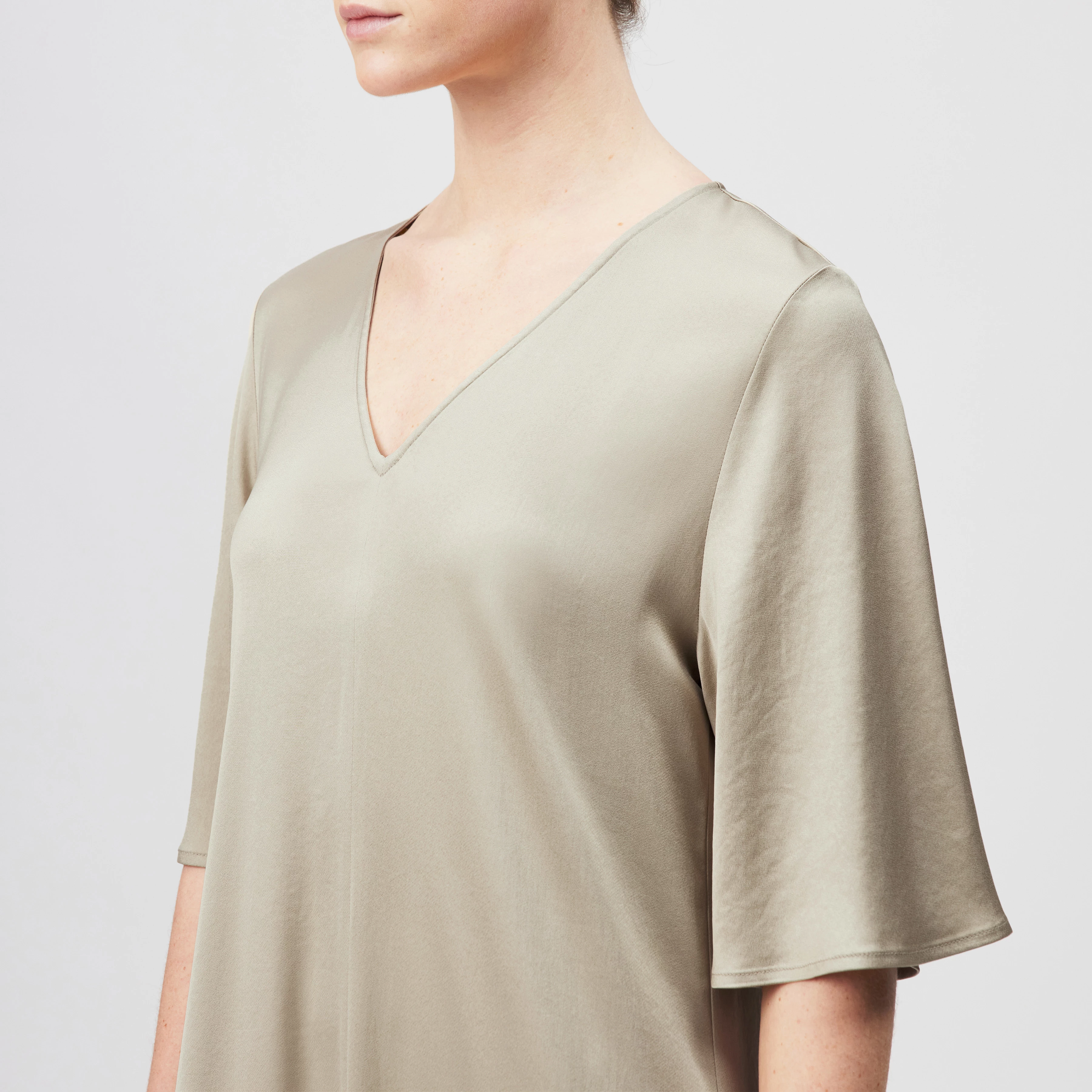 TIVONA - Satin maxi dress with short sleeves - women - beige - Detailansicht am Model