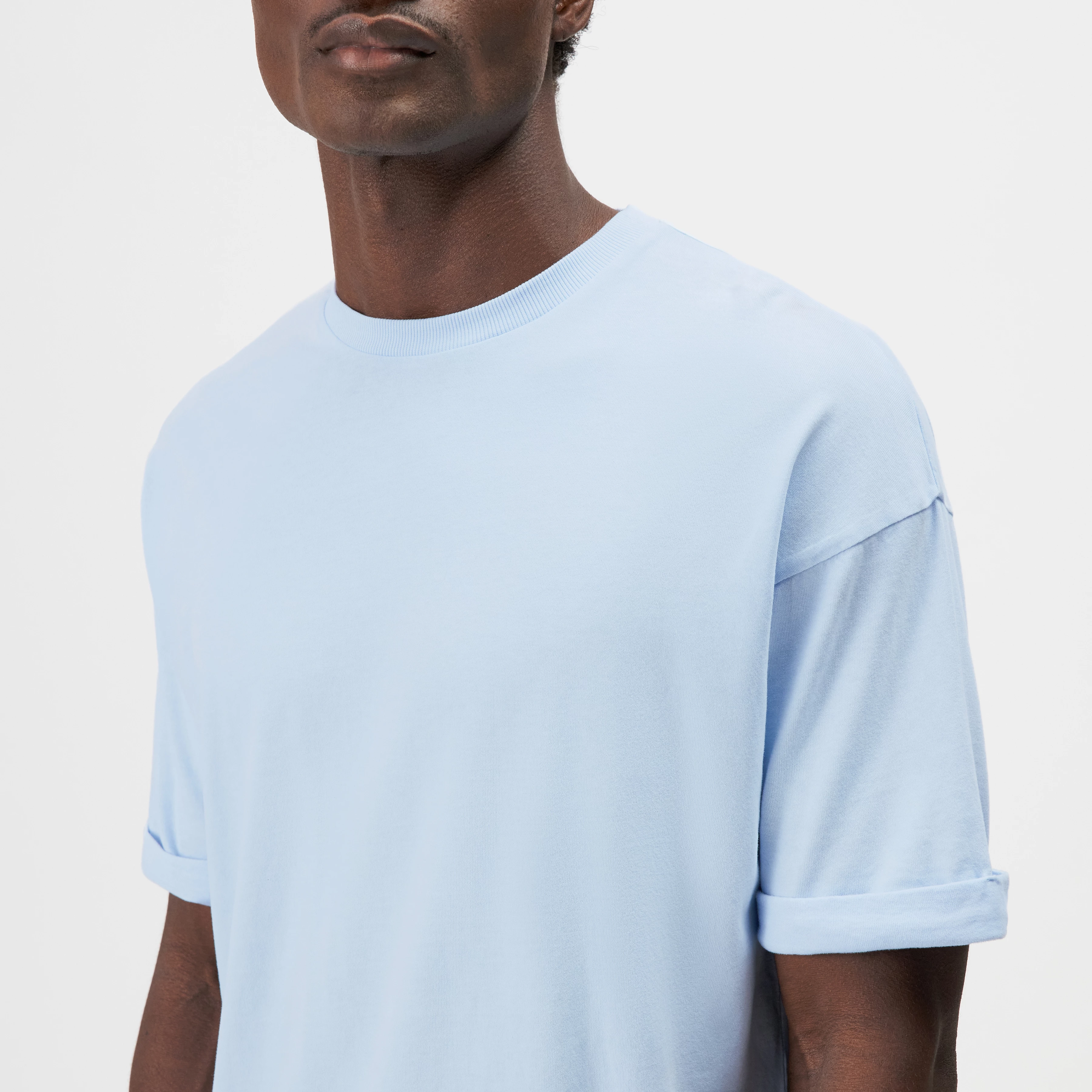 THILO - Relaxed fit T-shirt in soft cotton with washed look - men - blue - Detailansicht am Model