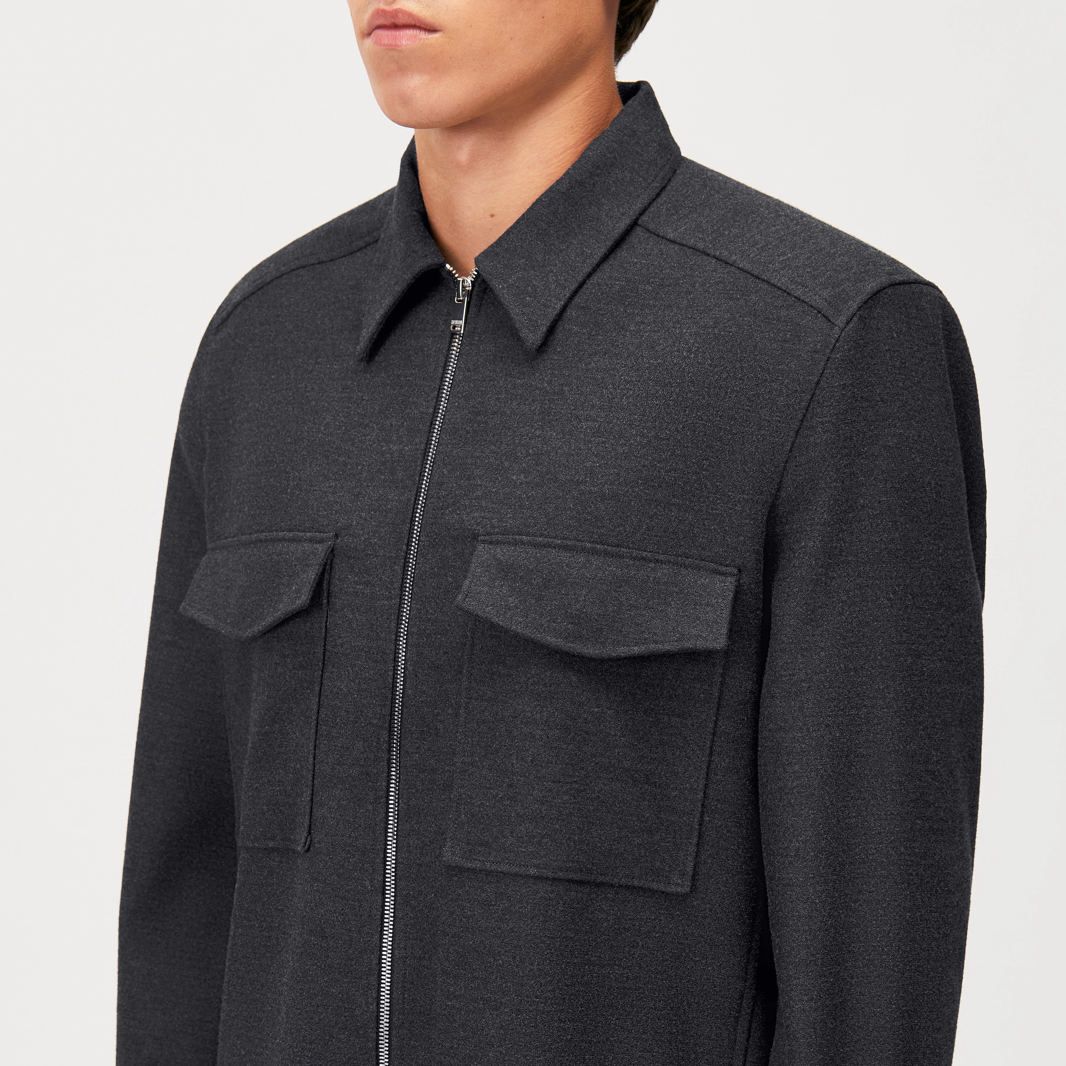 GUNRAY_Z - Relaxed Fit Overshirt mit Reißverschluss - Herren - grau - Detailansicht am Model