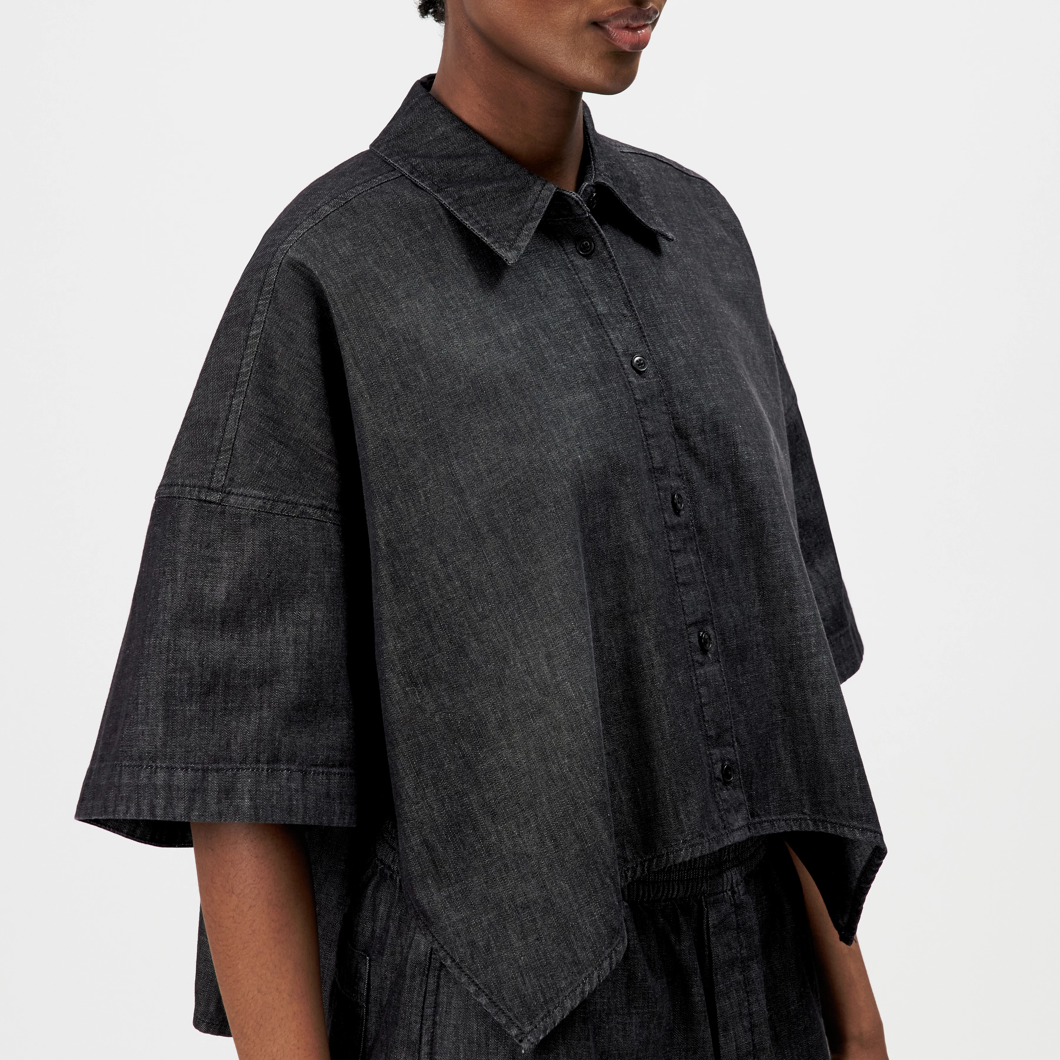 SERITH - Boxy shirt blouse in black denim - women - grey - Detailansicht am Model