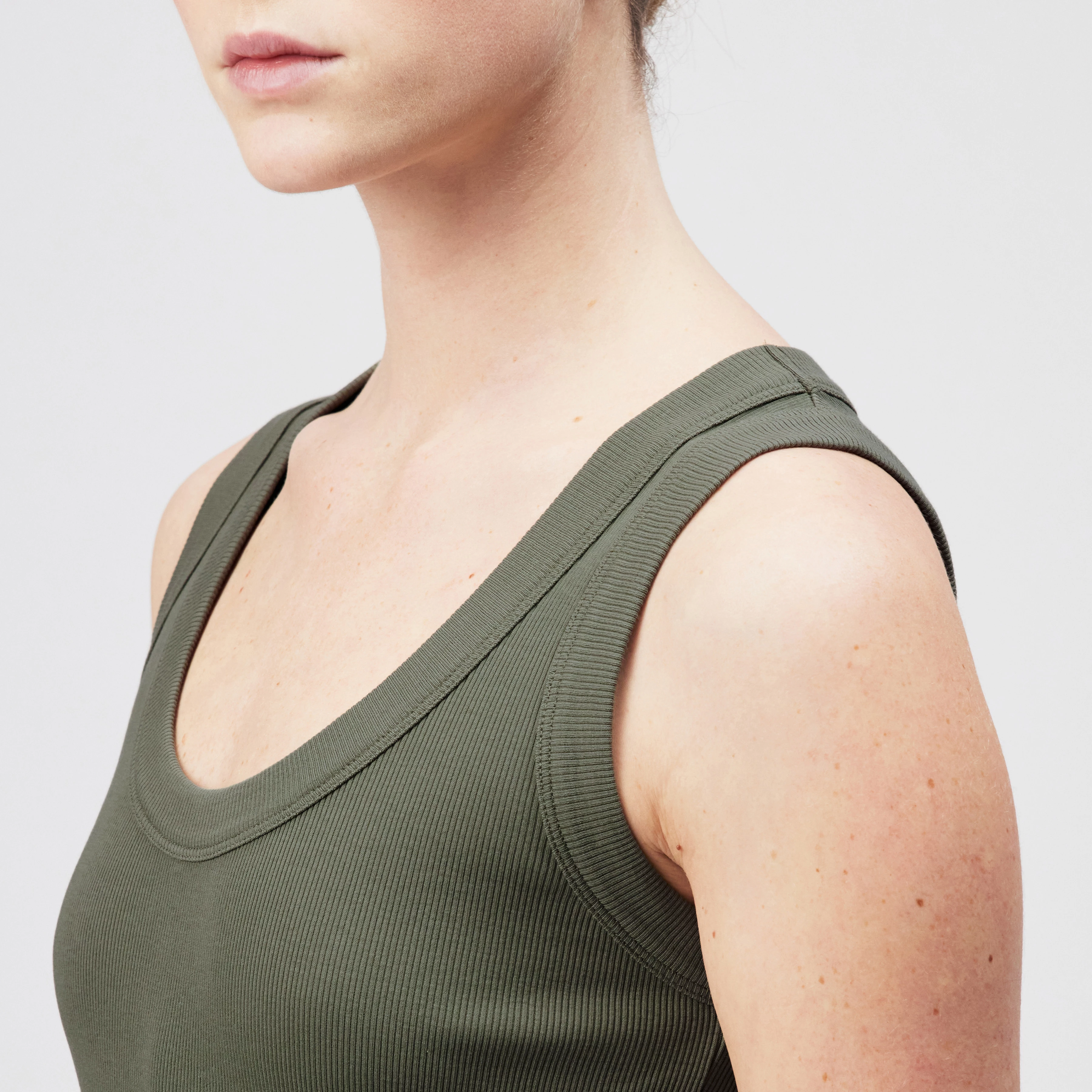 TAVIRA - Ribbed tank top with feminine round neckline - women - green - Detailansicht am Model