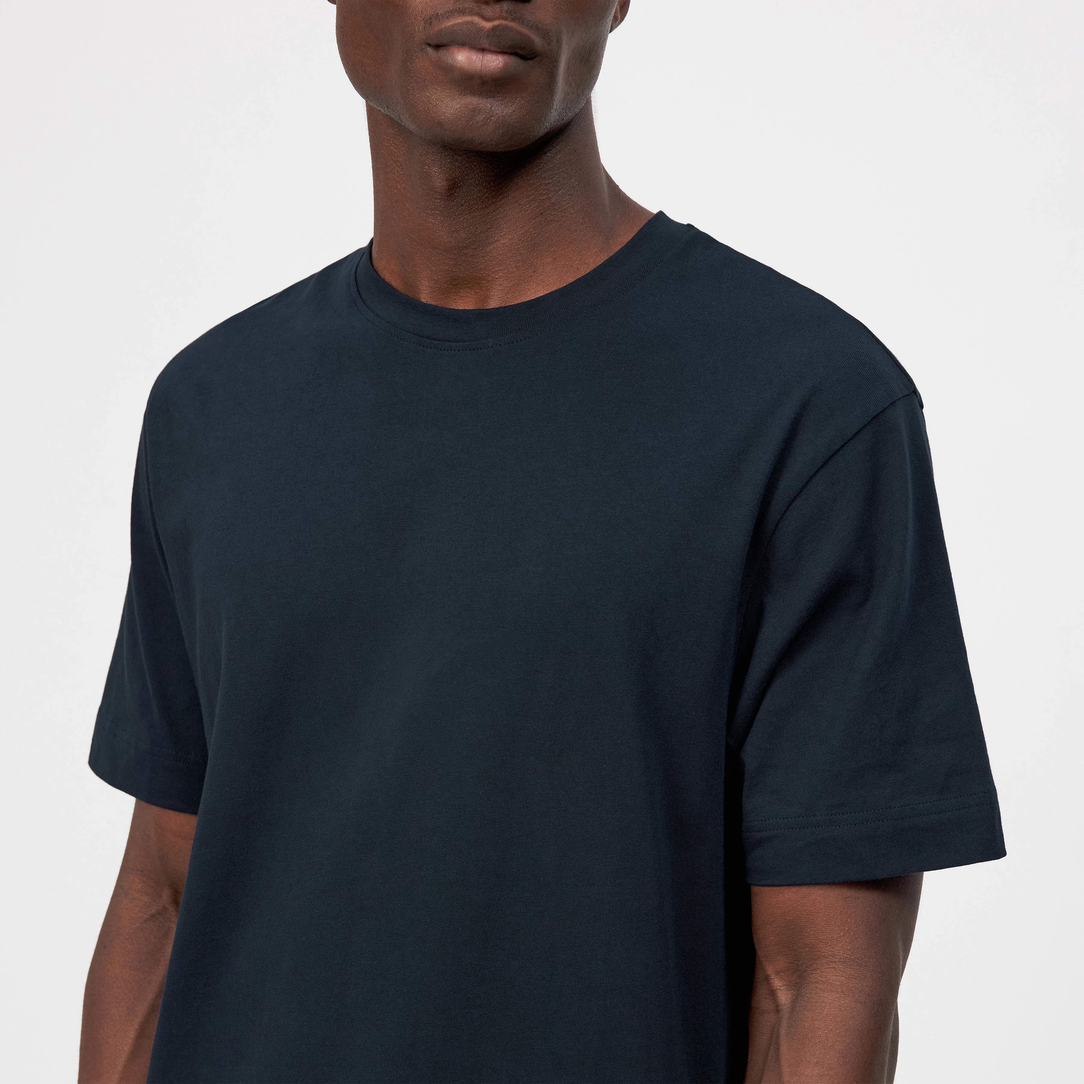 RAPHAEL - T-Shirt in reiner Baumwolle - Herren - blau - Detailansicht am Model