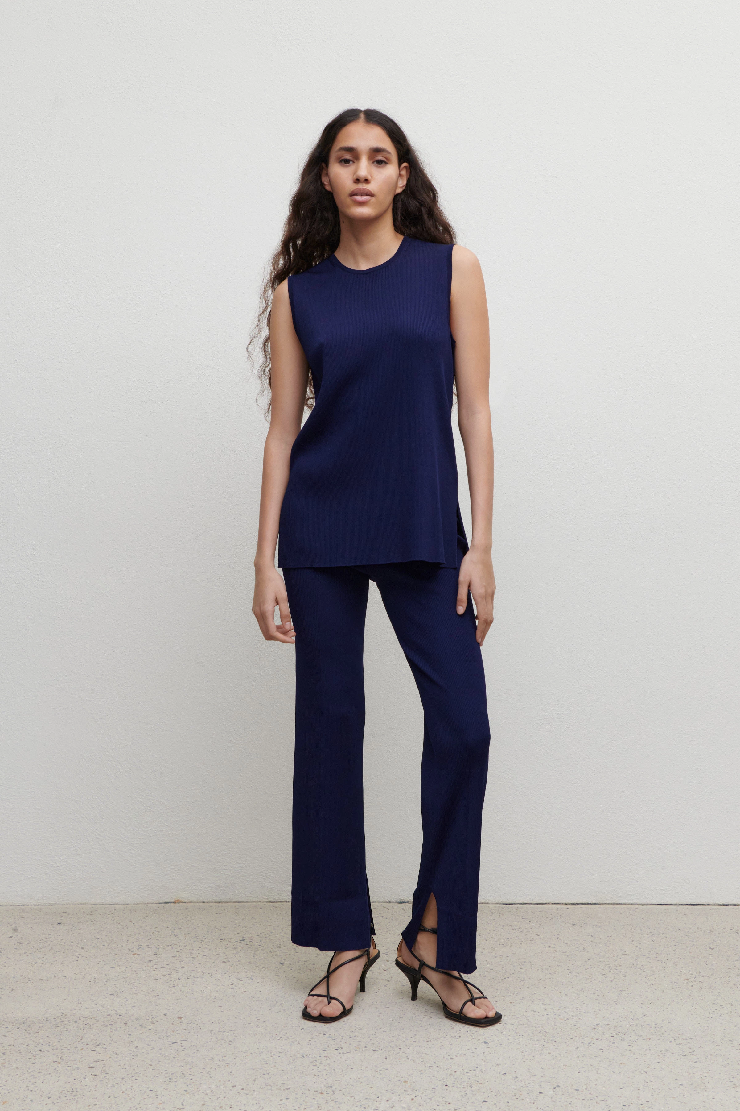 SHAYLENE - Stricktop in gerippter Viskose - Damen - blau - Ganzkörper-Frontansicht