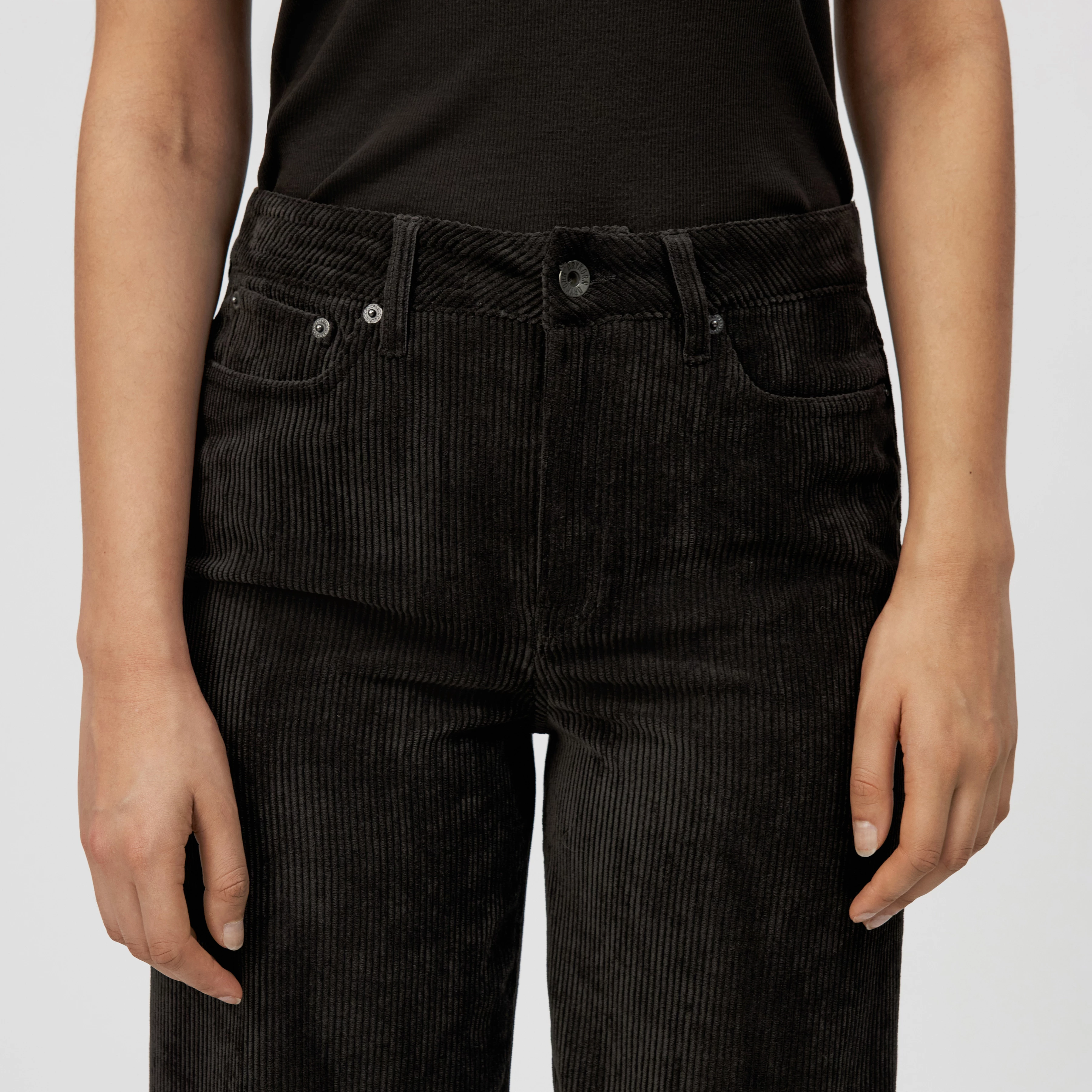 MEDLEY - Mid-Waist Jeans in Cord - Damen - braun - Detailansicht am Model