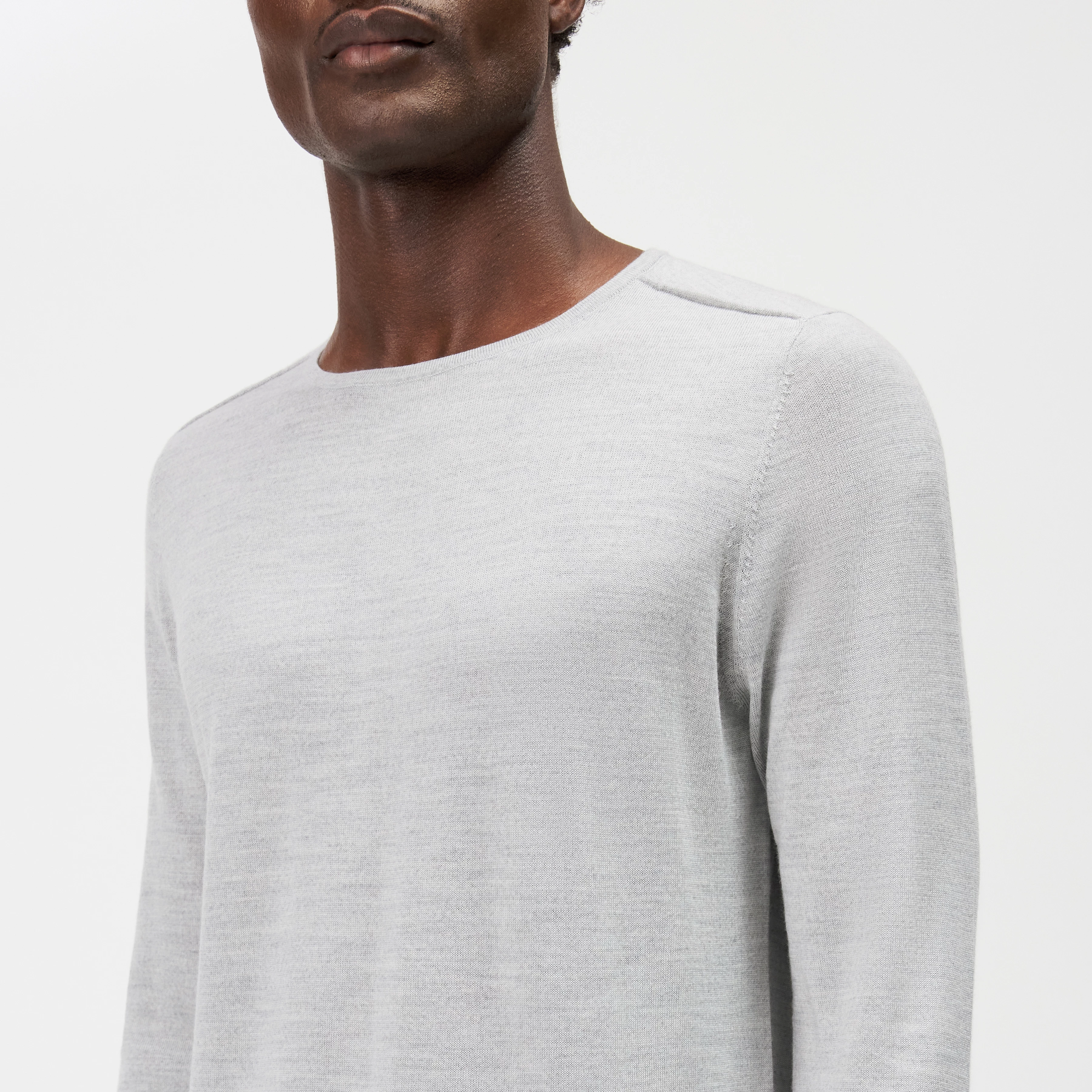 RIKONO - Fine merino wool knitted jumper - men - grey - Detailansicht am Model