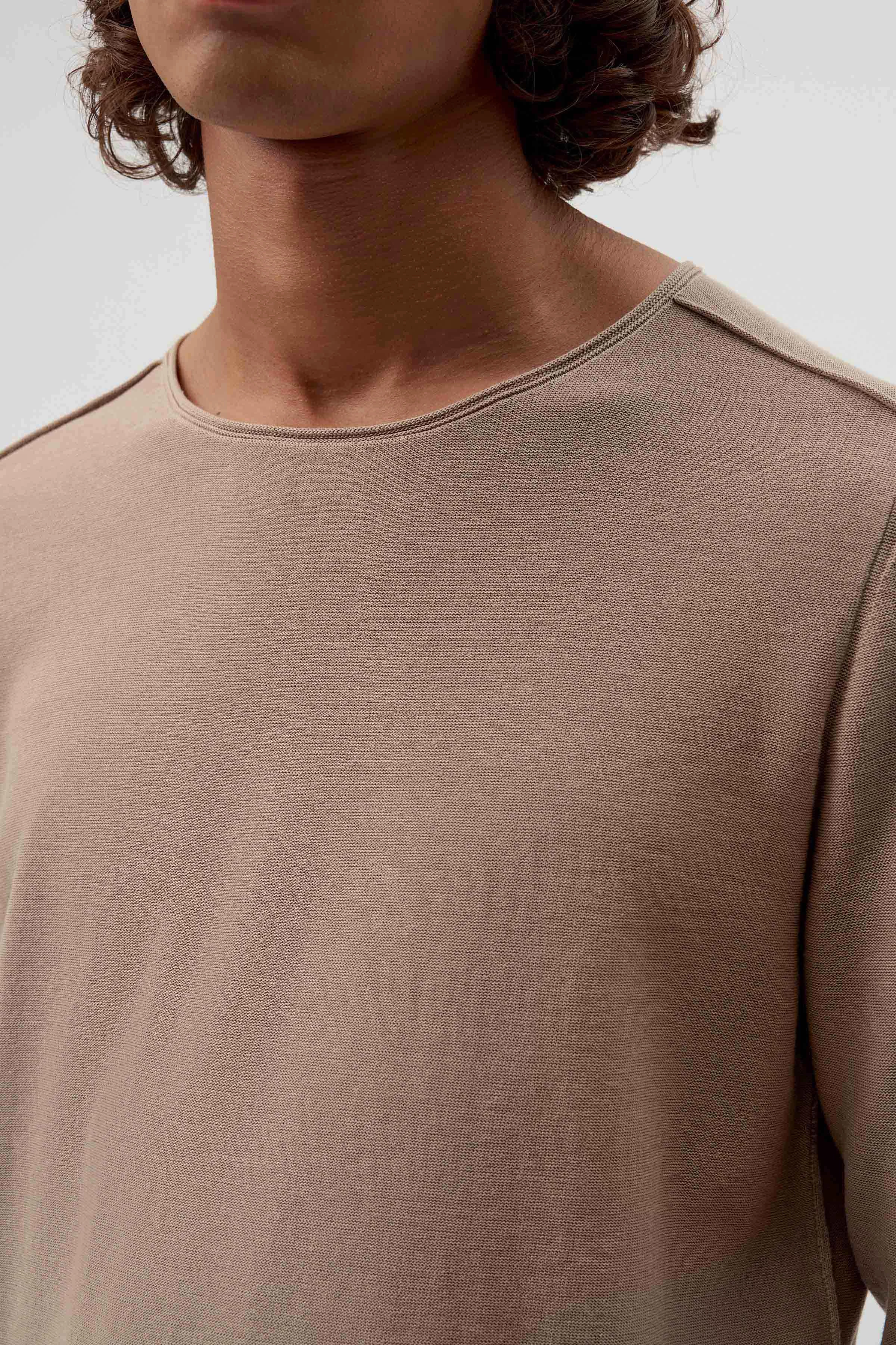 RIK - Pullover mit rollenden Kanten aus reiner Baumwolle - Herren - braun - Detailansicht am Model