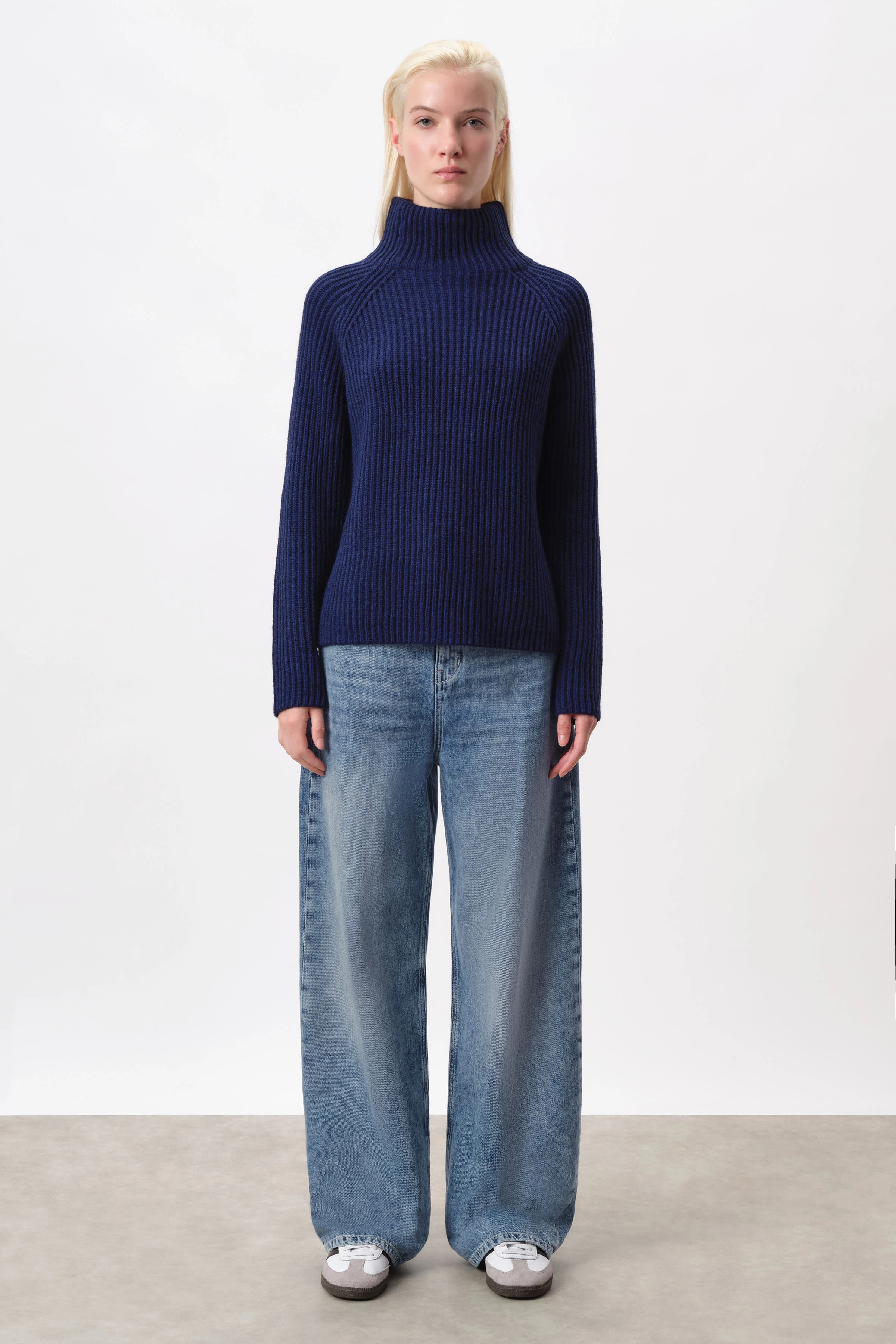 ARWEN - coltrui in alpacawolmix - dames - blauw - Ganzkörper-Frontansicht