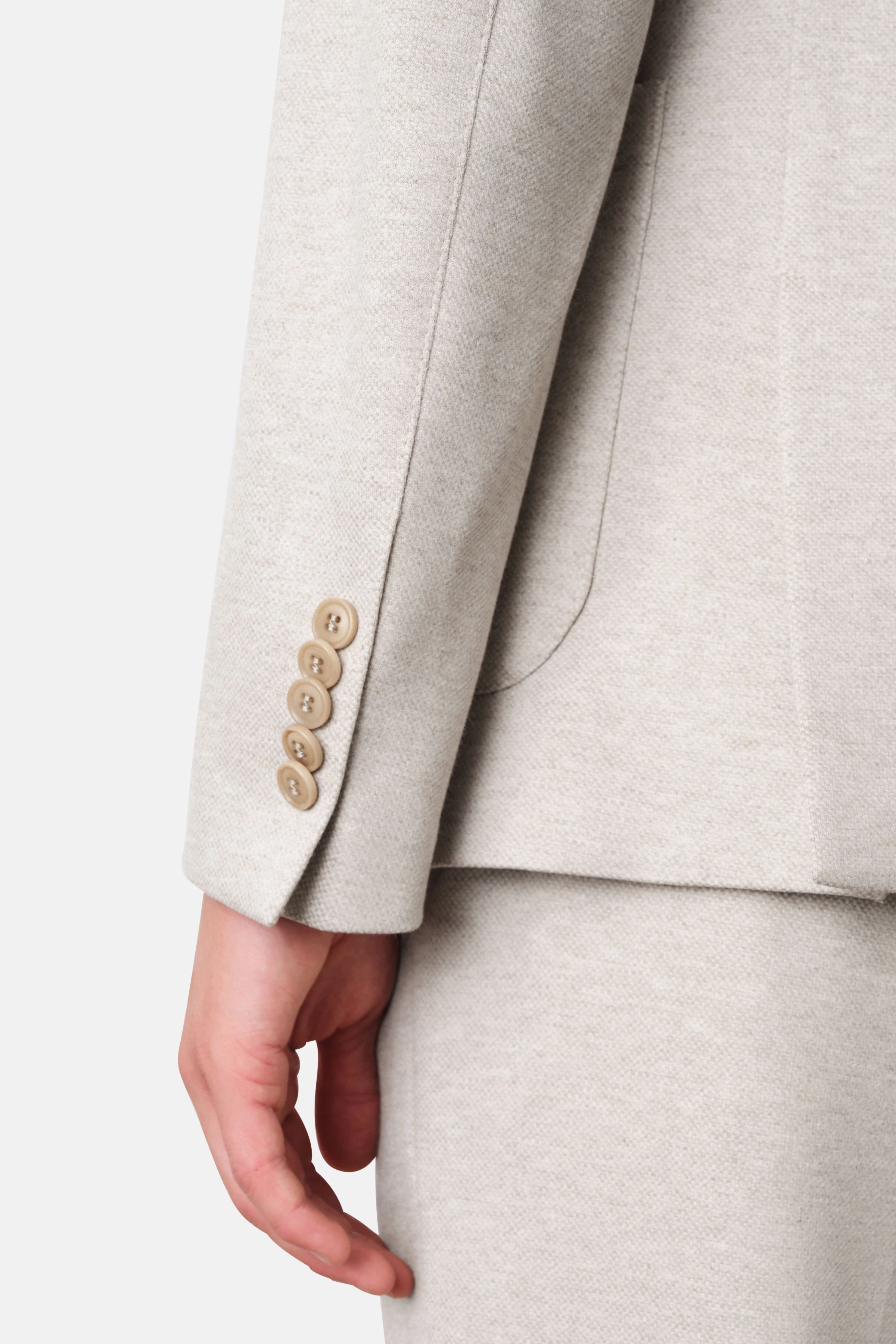 CARLES - Regular Fit Sakko in Jersey mit zweifarbiger Struktur - Herren - beige - Detailansicht am Model