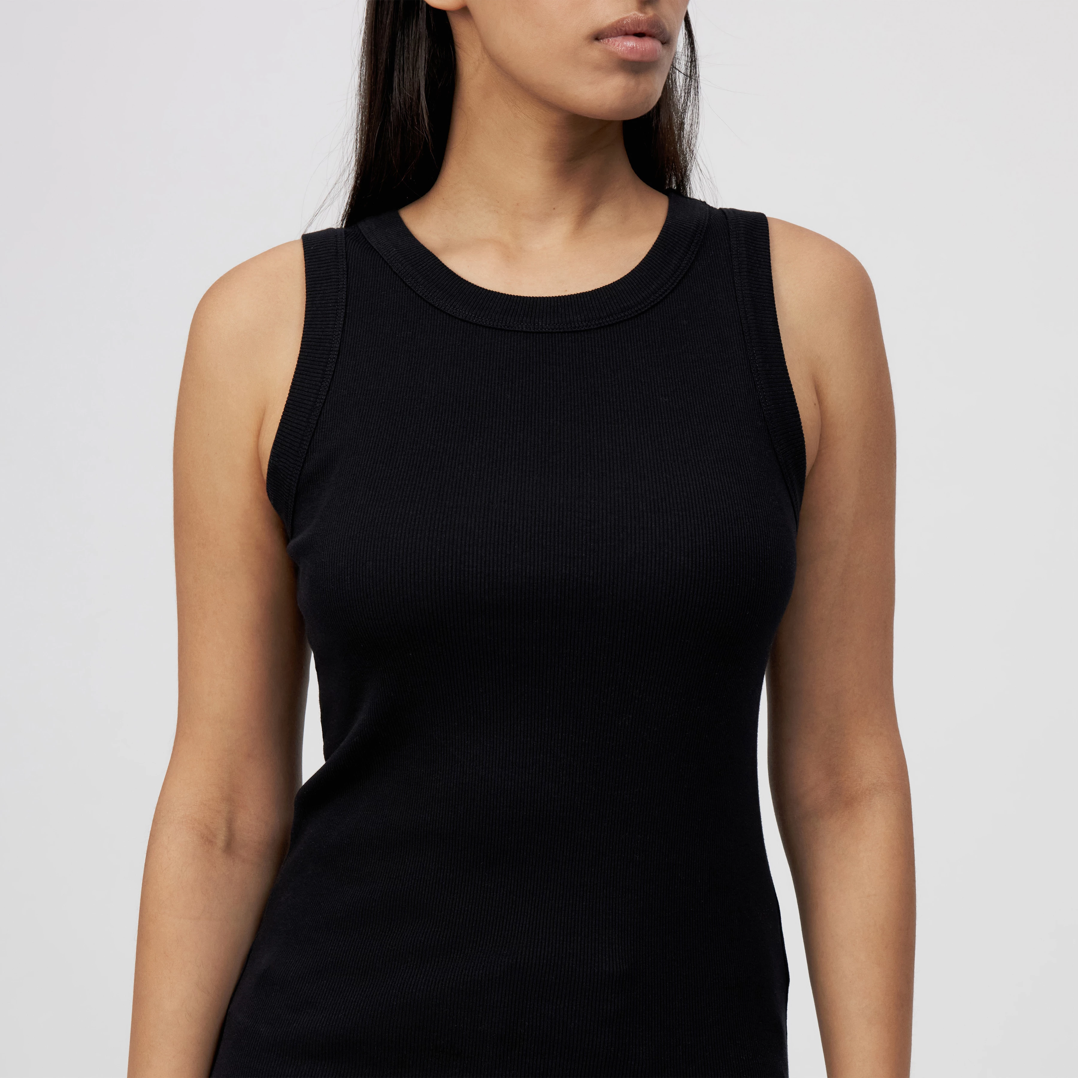 OLINA - Tanktop mit Rundhals in Baumwoll-Rippe - Damen - schwarz - Detailansicht am Model