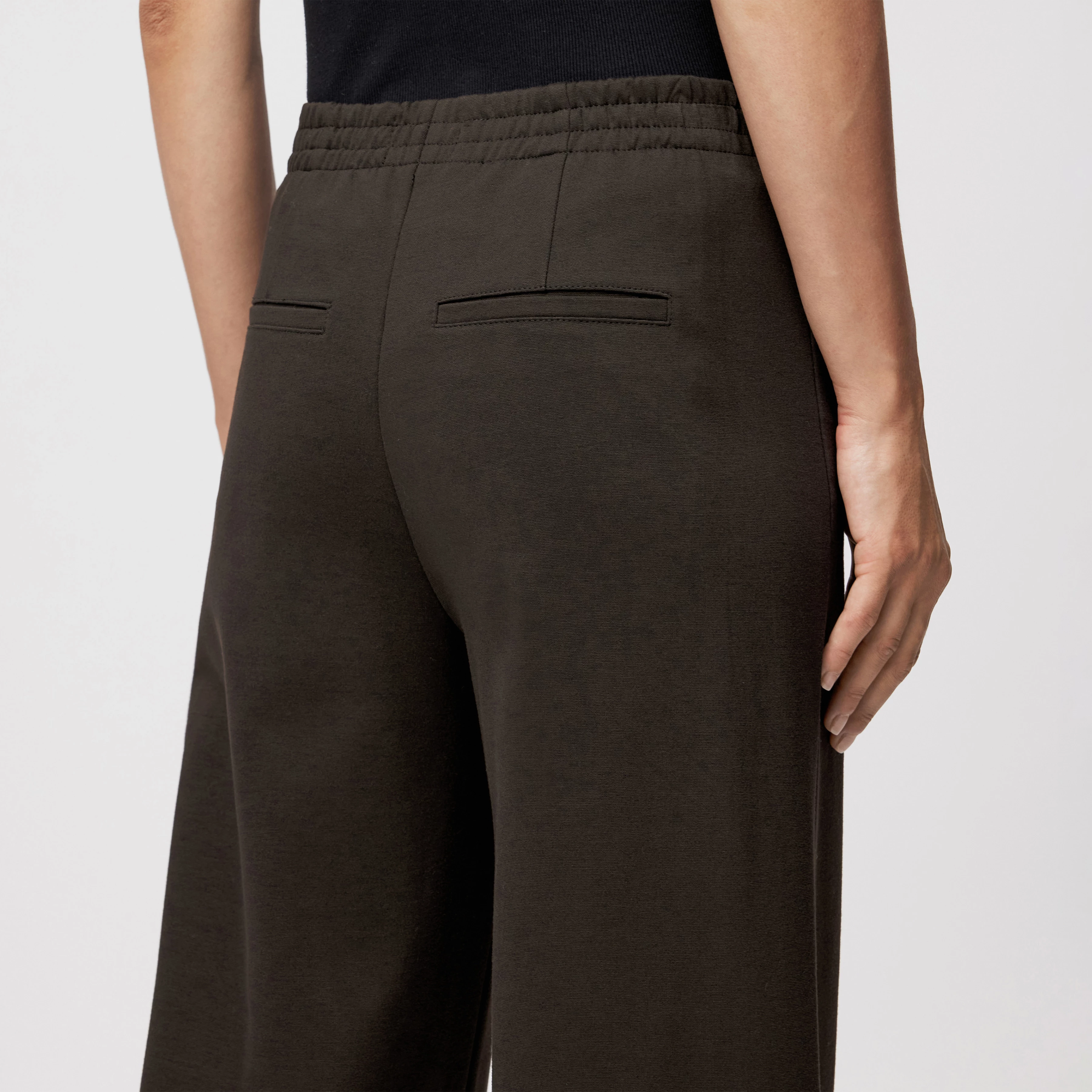 FAE_0 - Hose mit Barrel-Leg in Viskose-Mix - Damen - braun - Detailansicht am Model