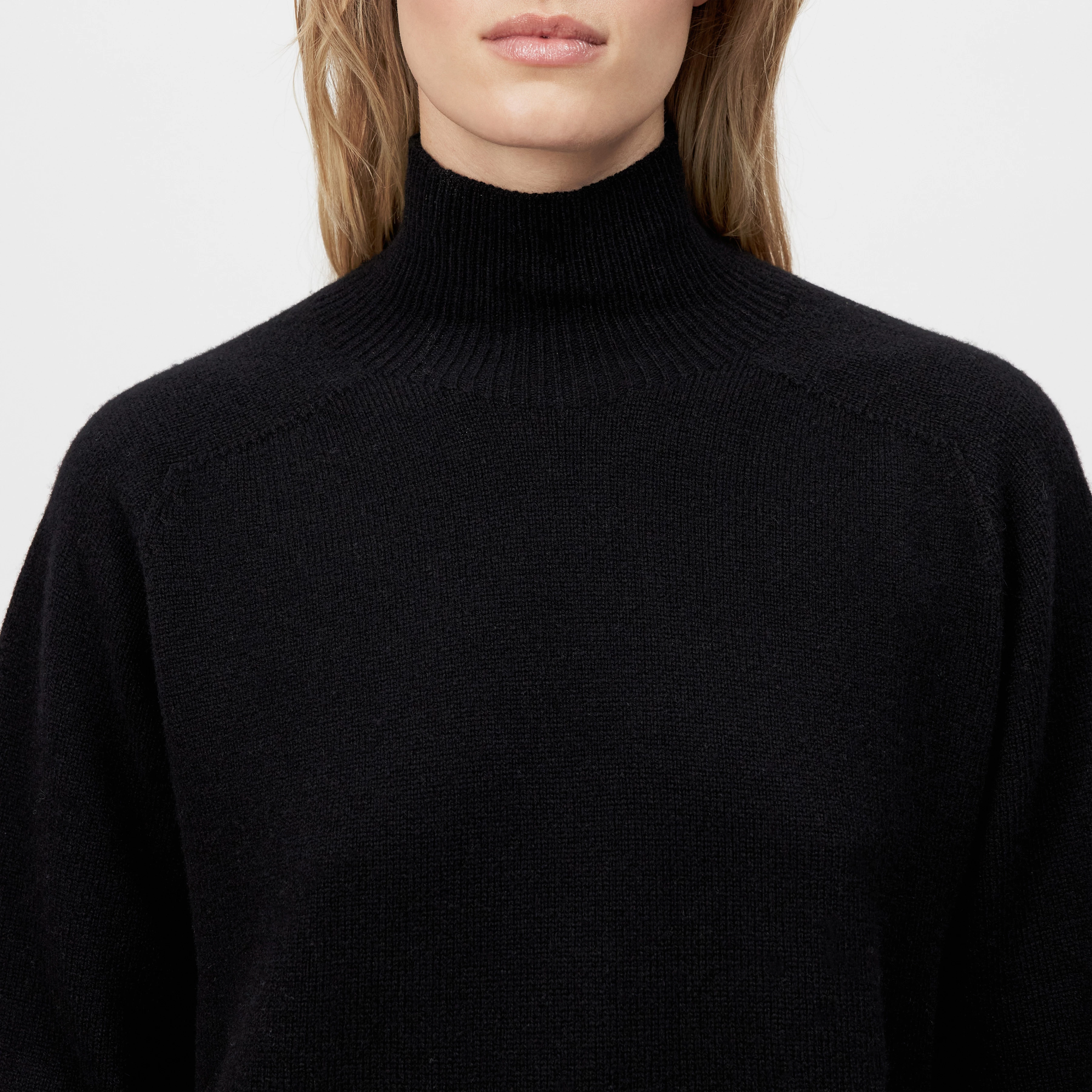 ALINOY - Strickkleid in Schurwolle - Damen - schwarz - Detailansicht am Model