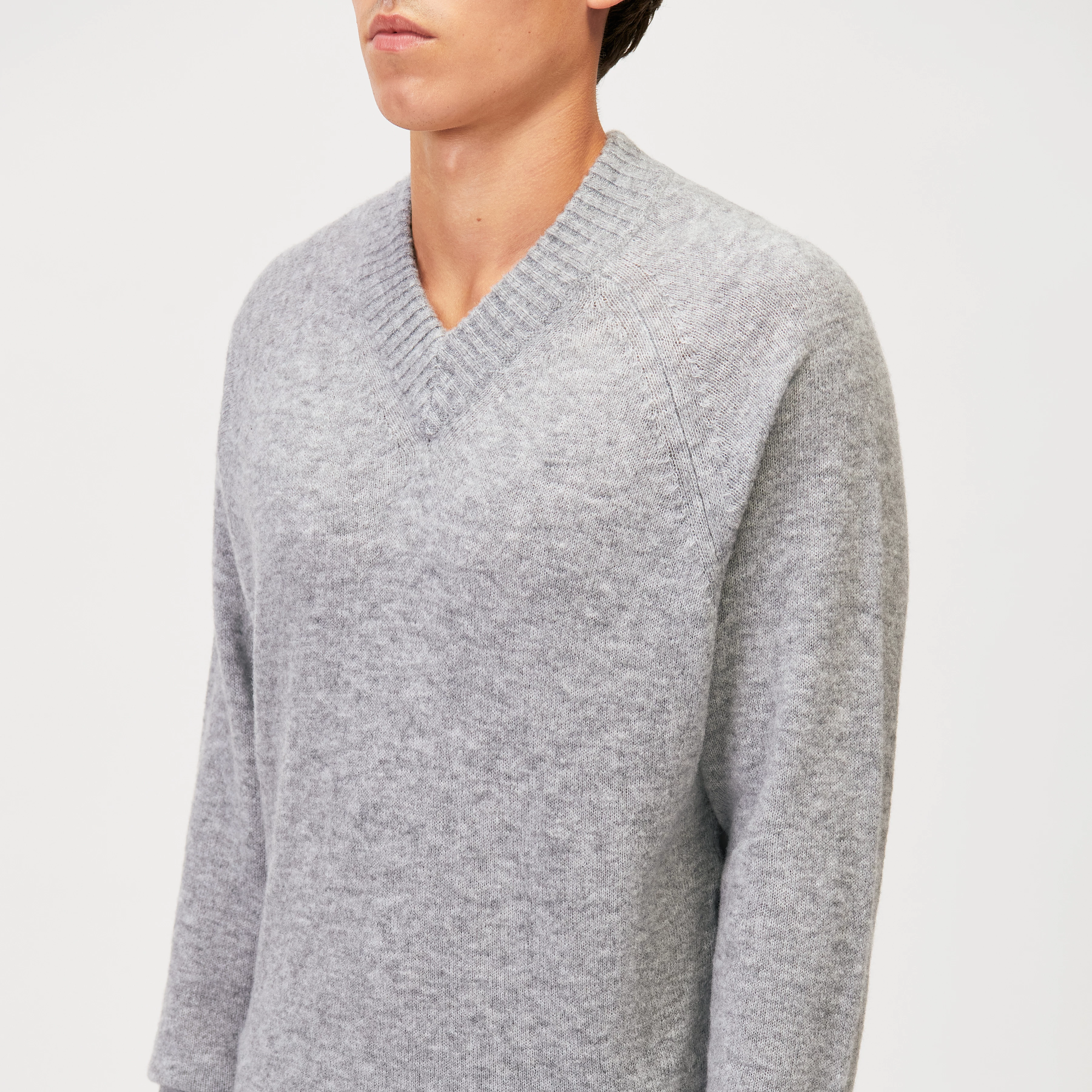 NUMIR - V-Neck Knitted Jumper in Wool Blend - men - grey - Detailansicht am Model