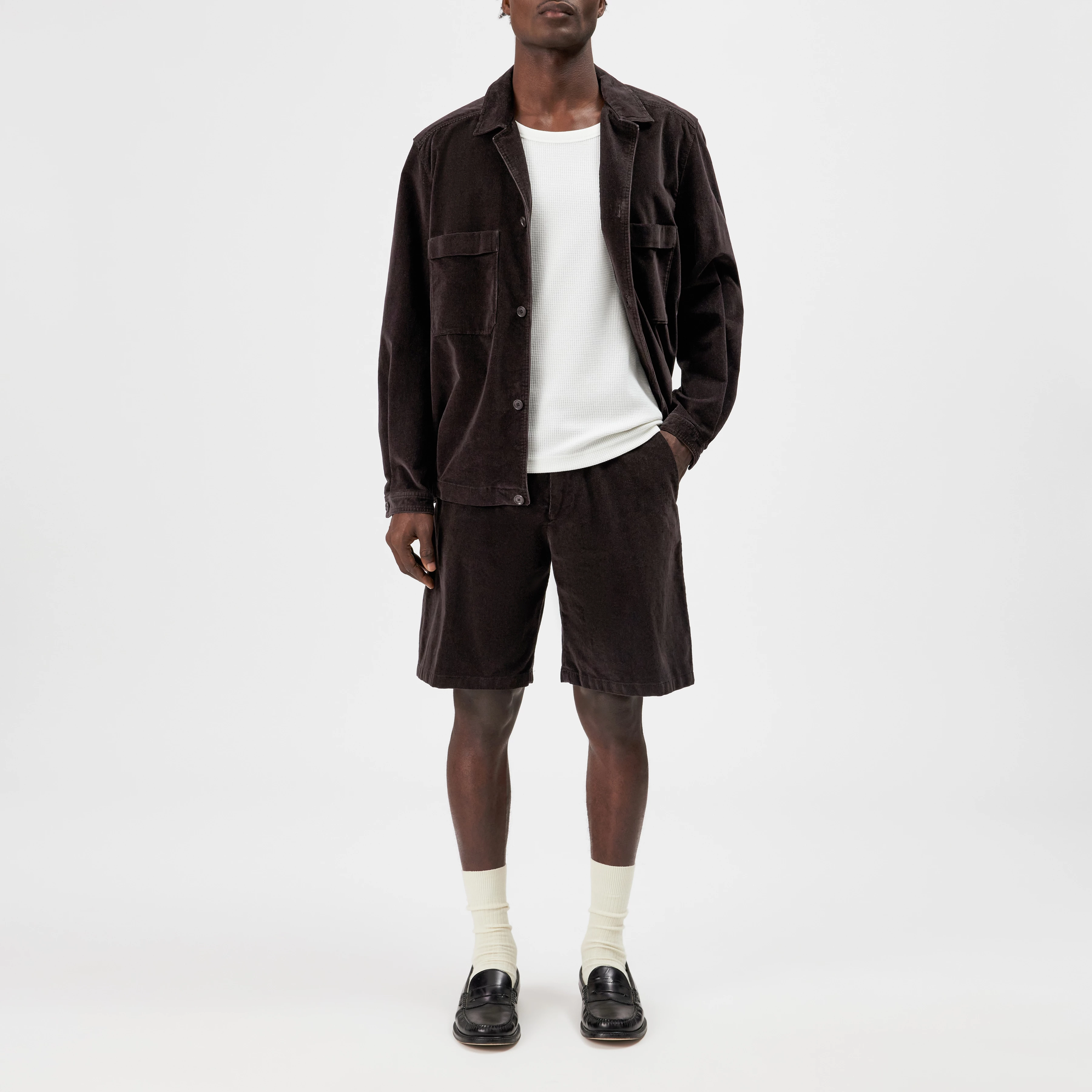 LEEV - Relaxed Fit Overshirt in Baumwoll-Cord - Herren - braun - Ganzkörper-Frontansicht