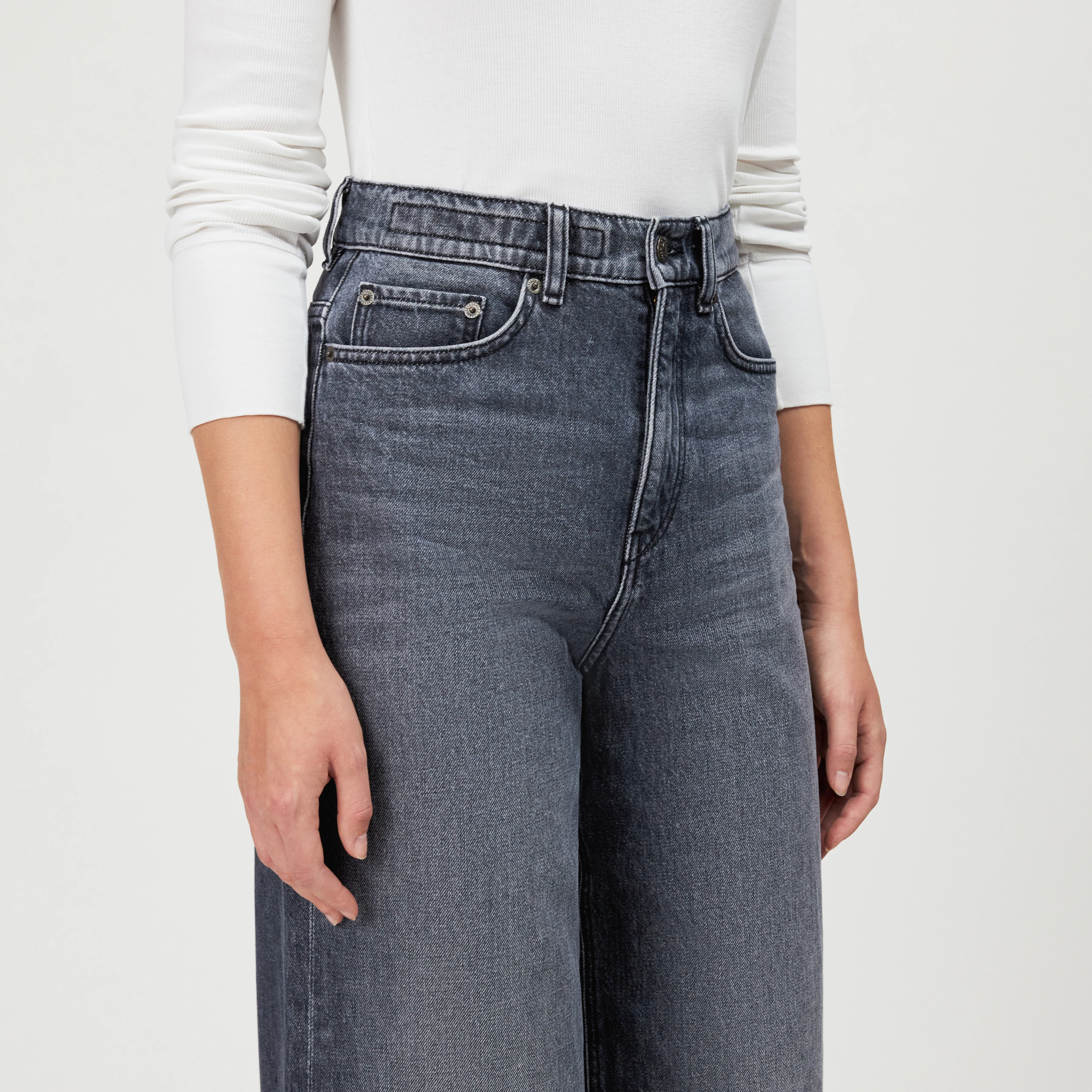 SEAR_1 - High Waist Denim with Wide Leg and Open Cut - women - blue - Detailansicht am Model