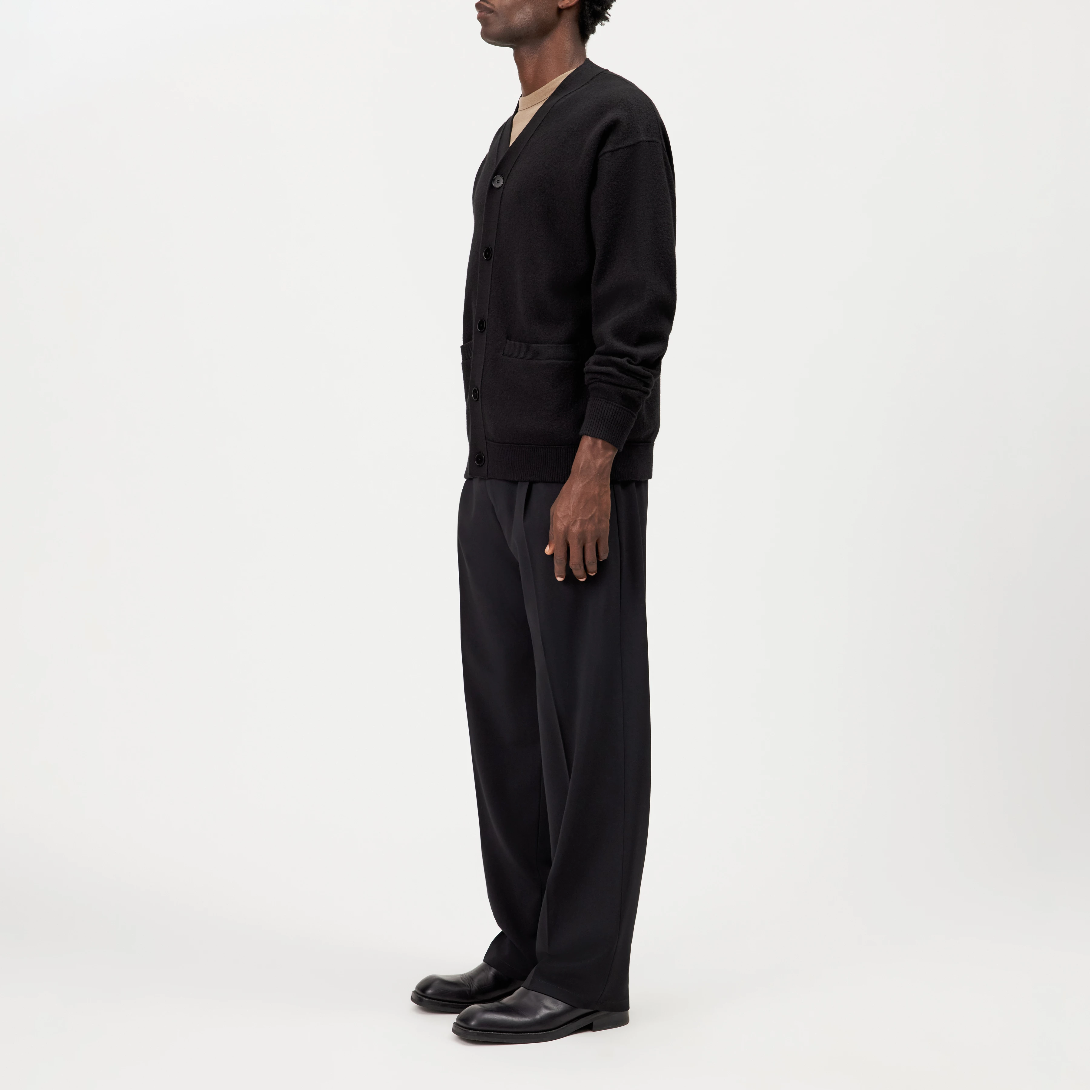THEELO - Pure wool V-neck cardigan - men - black - Seitenansicht