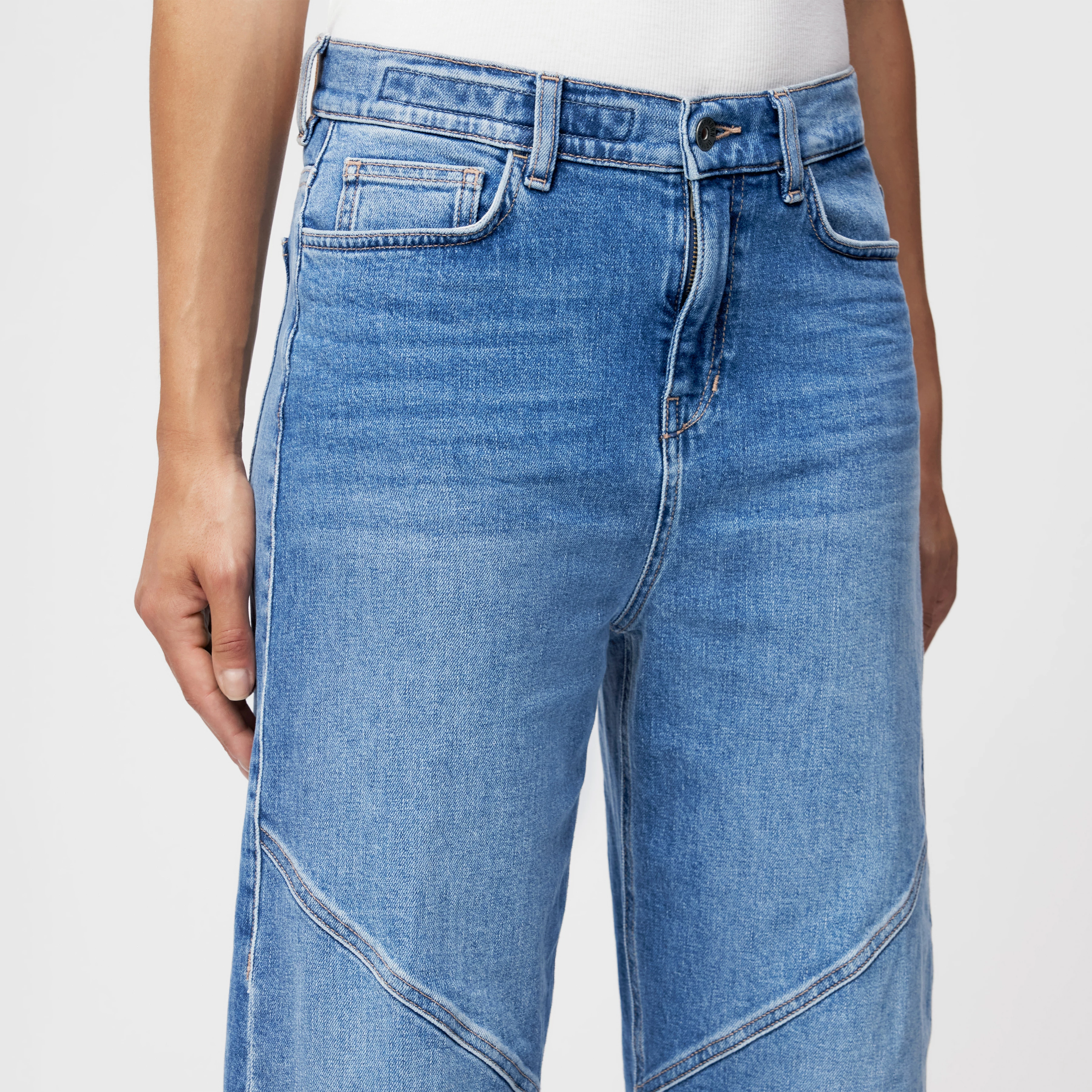 SWORE - 5-Pocket Jeans in Mid-Blue Denim - Damen - blau - Detailansicht am Model