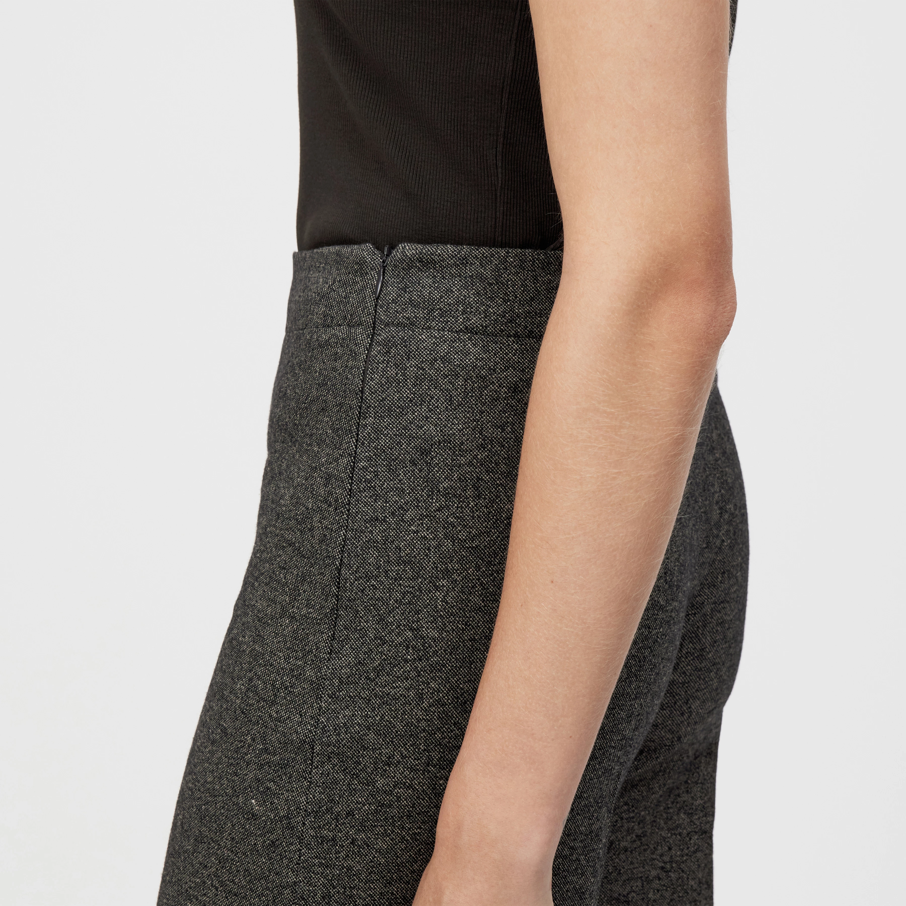 BEFORE - Marlene trousers in viscose blend - women - beige - Detailansicht am Model