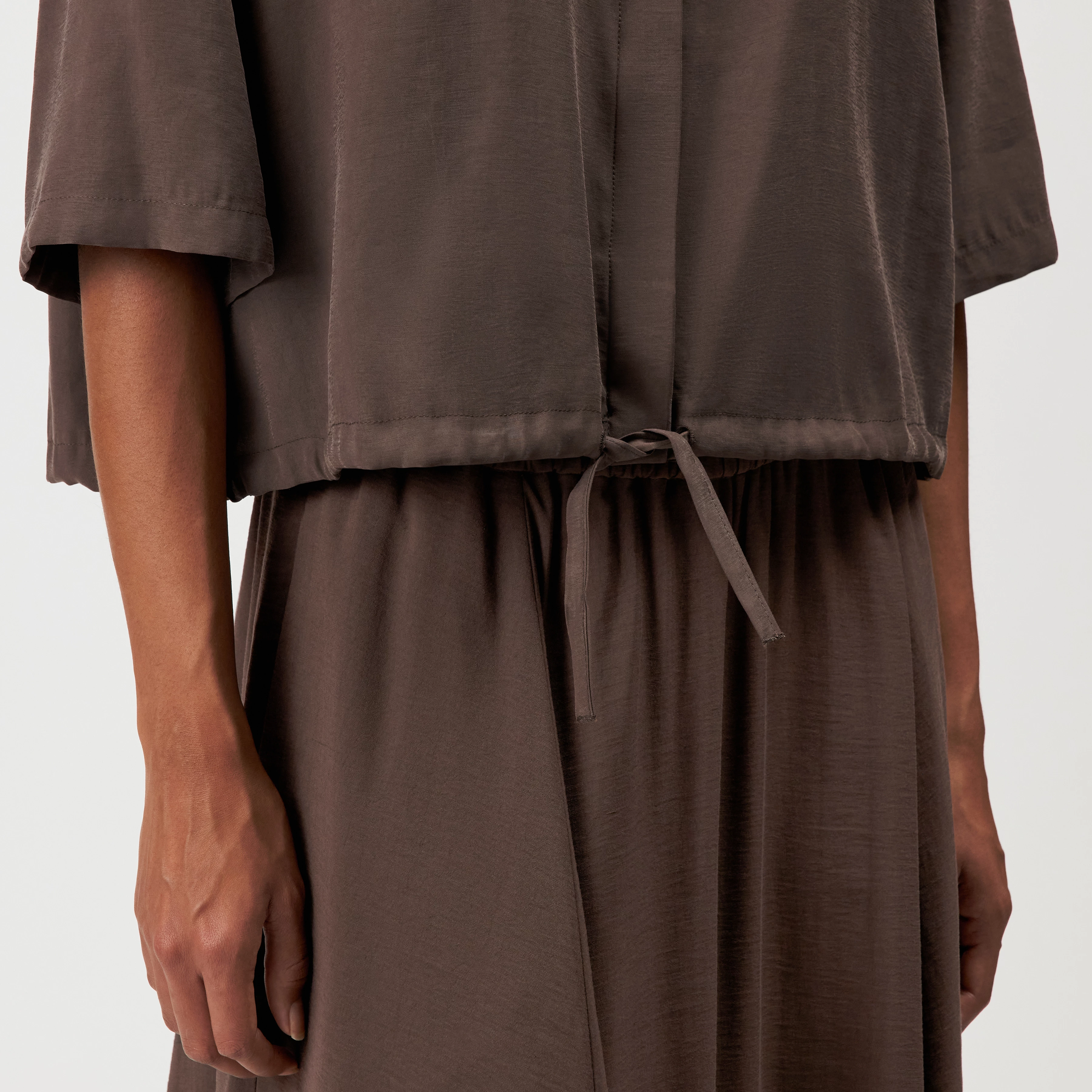 LAINAY - Cropped shirt blouse in fluid twill - women - brown - Detailansicht am Model