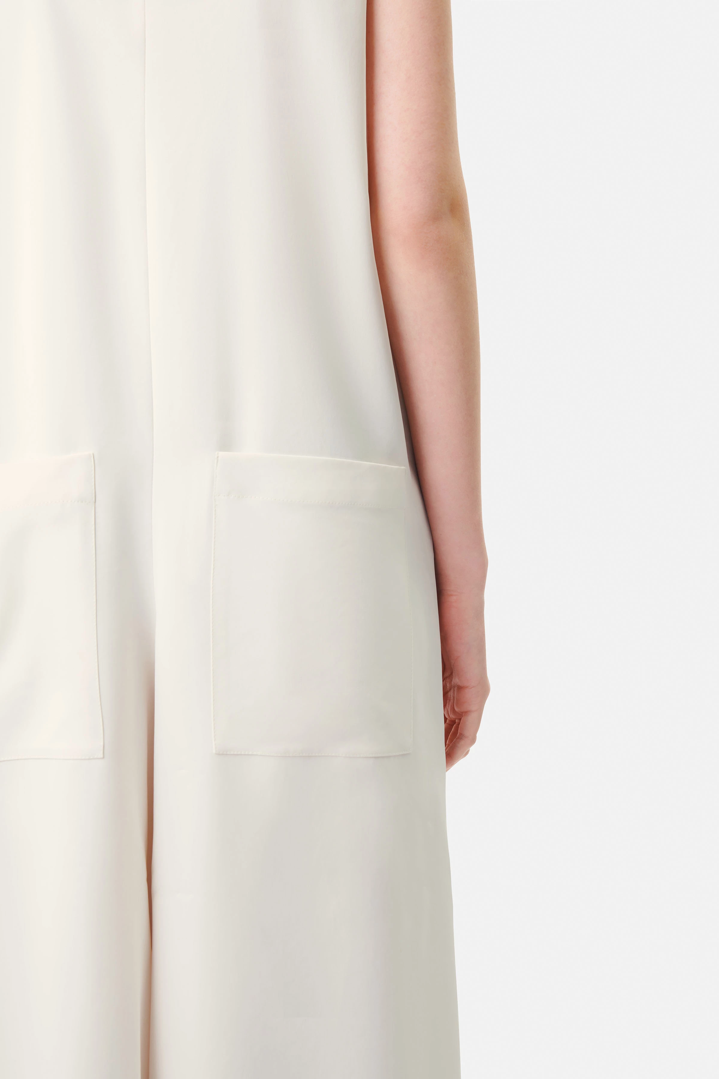 JEFFSUNG - Lässiger Overall in luxuriösem Satin - Damen - off white - Detailansicht am Model