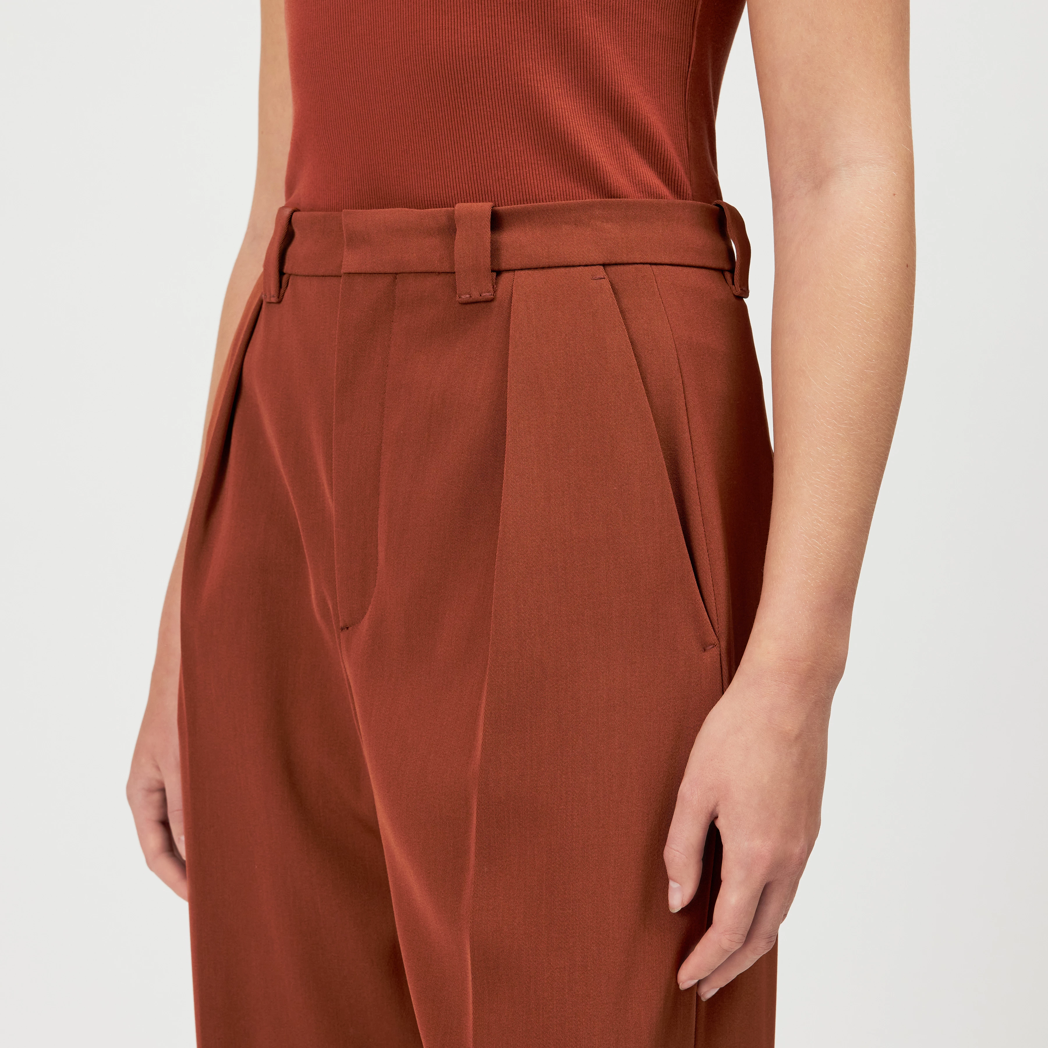ADUCT - Techno twill straight-leg tailored trousers - women - red - Detailansicht am Model
