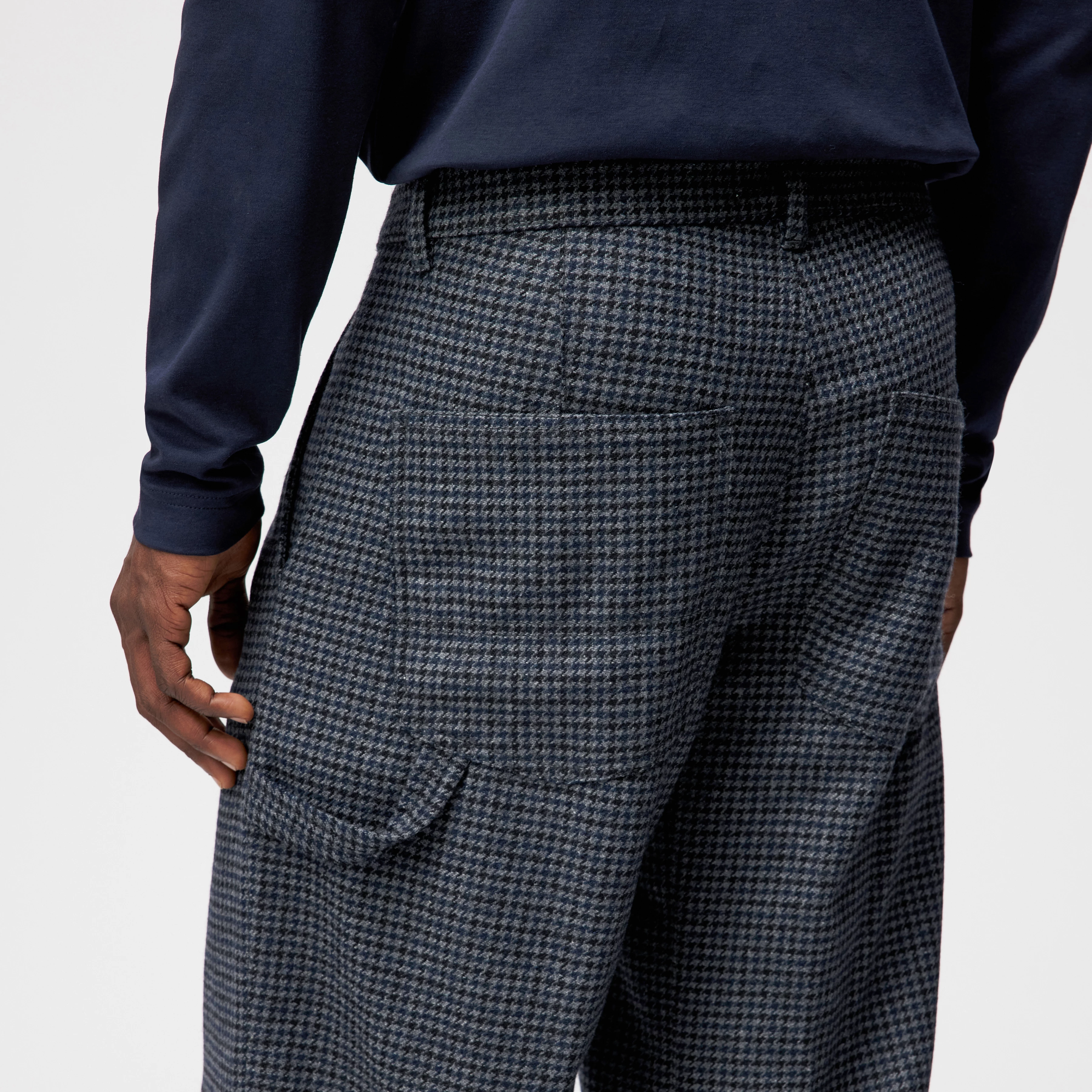 GONAGO - Utility Hose in Woll-Mix - Herren - grau - Detailansicht am Model