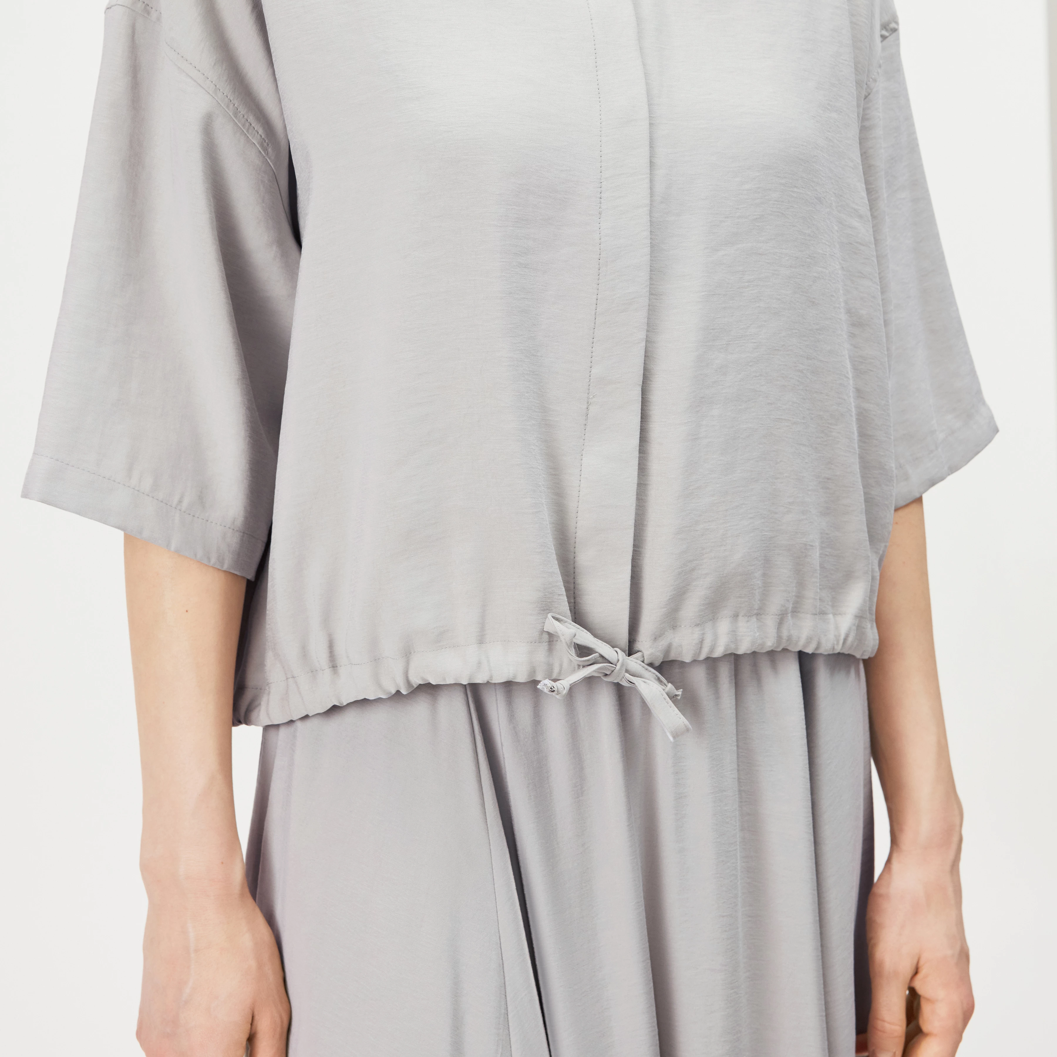 LAINAY - Chemisier court en twill fluide - women - gris - Detailansicht am Model