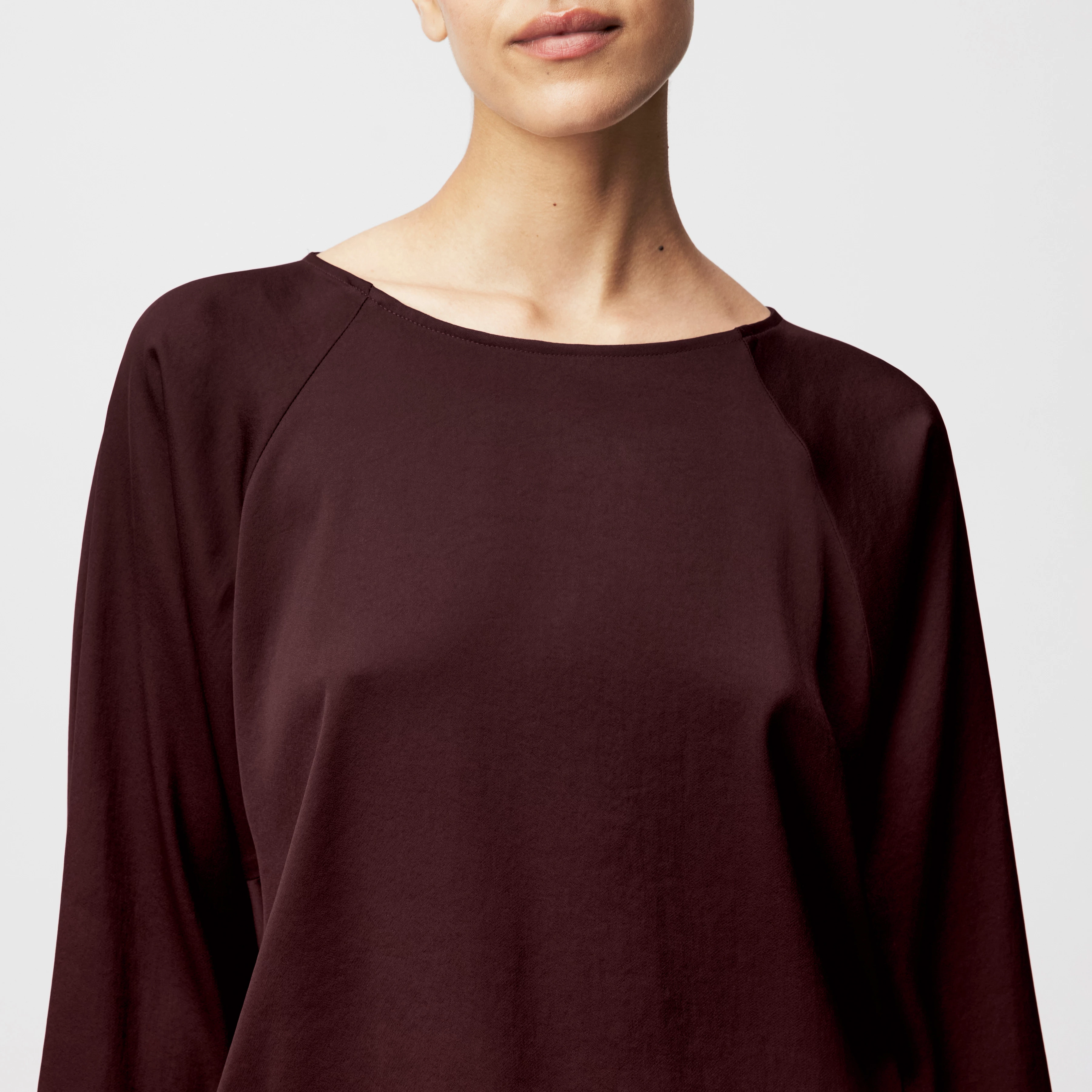 NIALINI - T-Shirt Bluse in Satin - Damen - rot - Detailansicht am Model