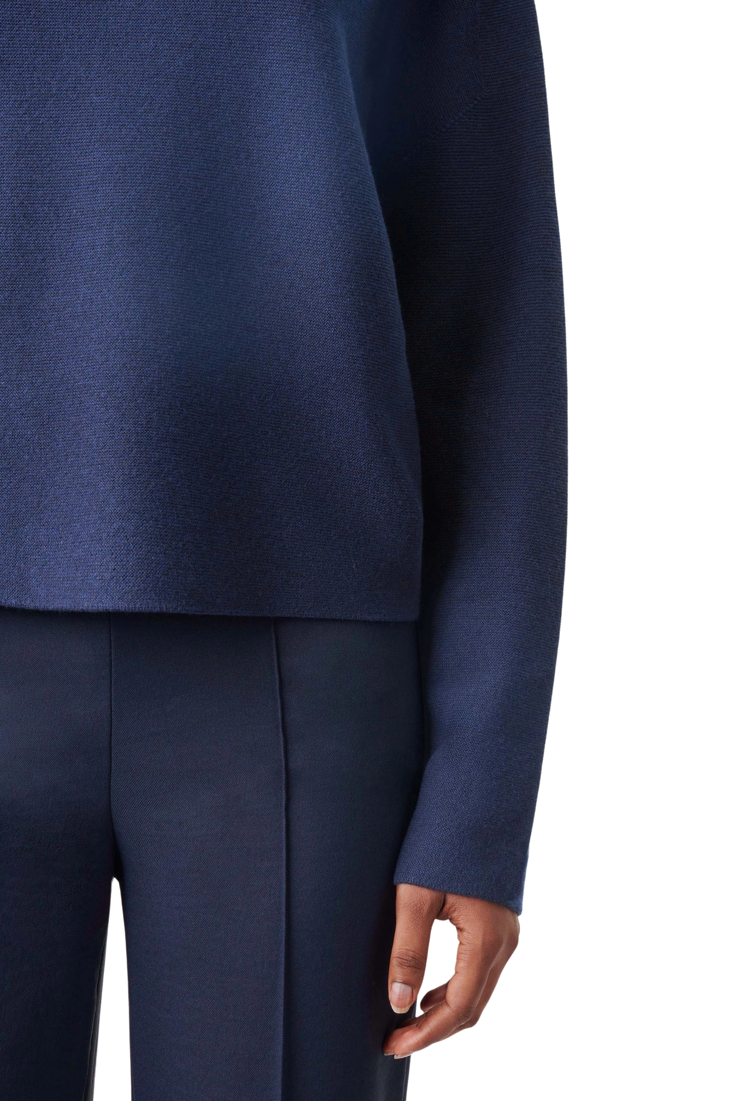 MEAMI - Vekürzter Egg-Shape Pullover in Baumwoll-Kaschmir - Damen - blau - Detailansicht am Model