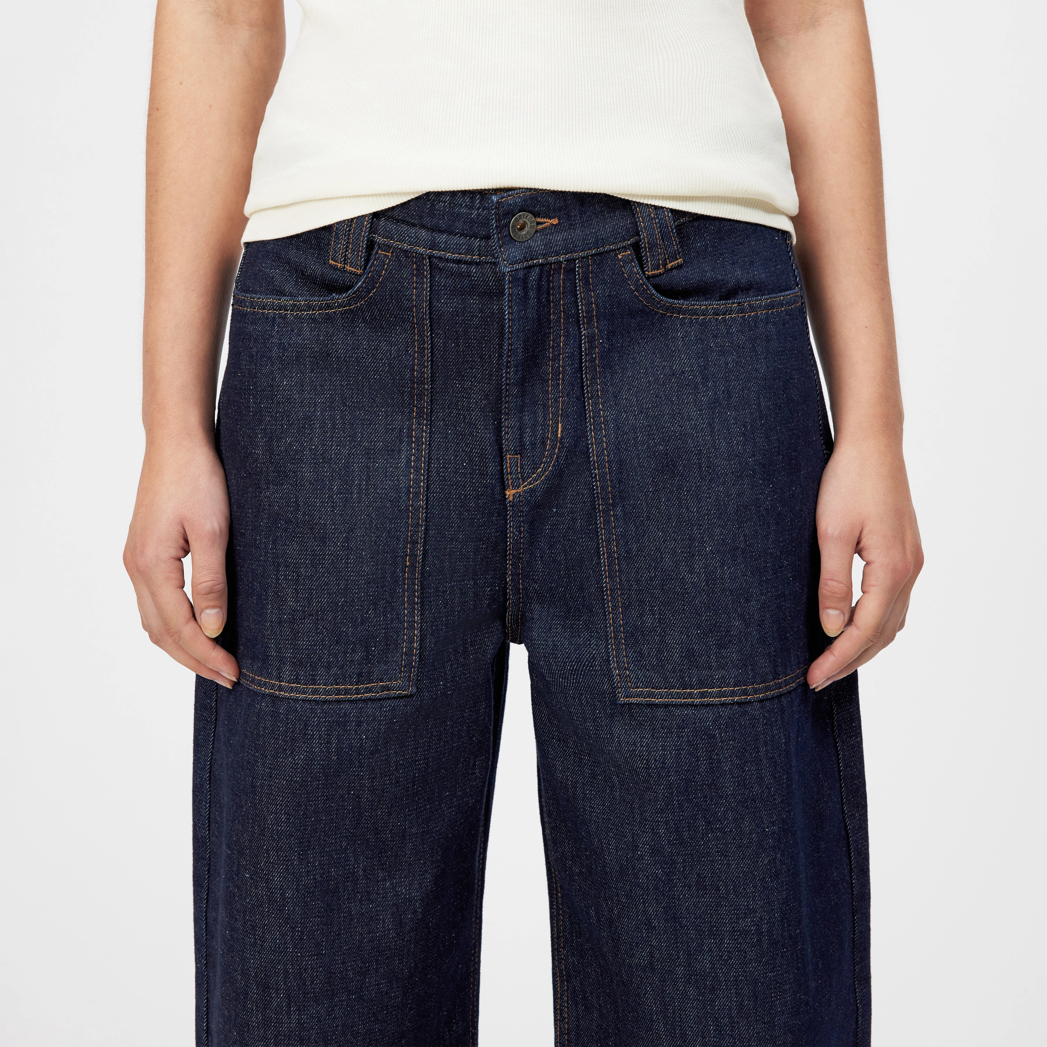 DERIVE - Mid-rise jeans in mid-blue denim - women - blue - Detailansicht am Model