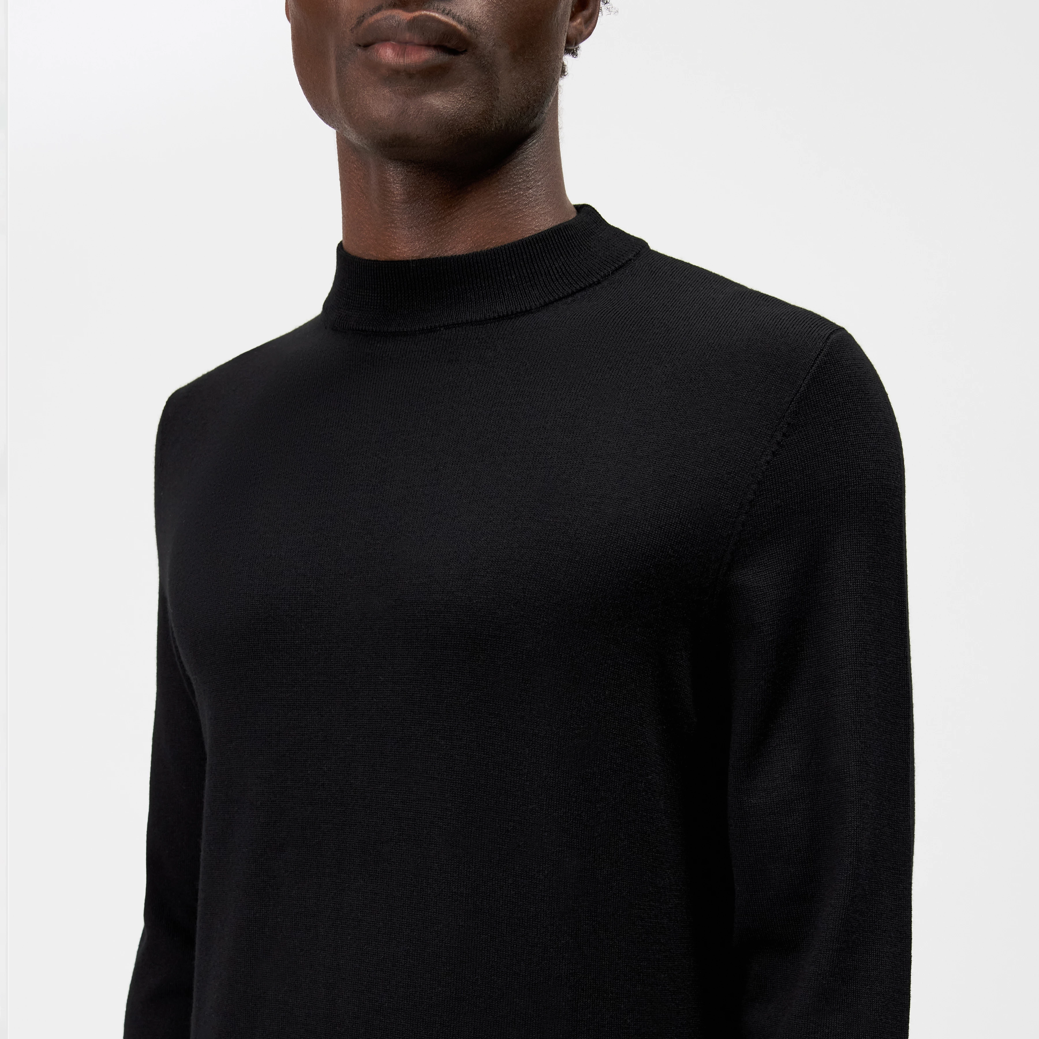 ARWON - Fitted turtleneck jumper in pure Merino wool - men - black - Detailansicht am Model