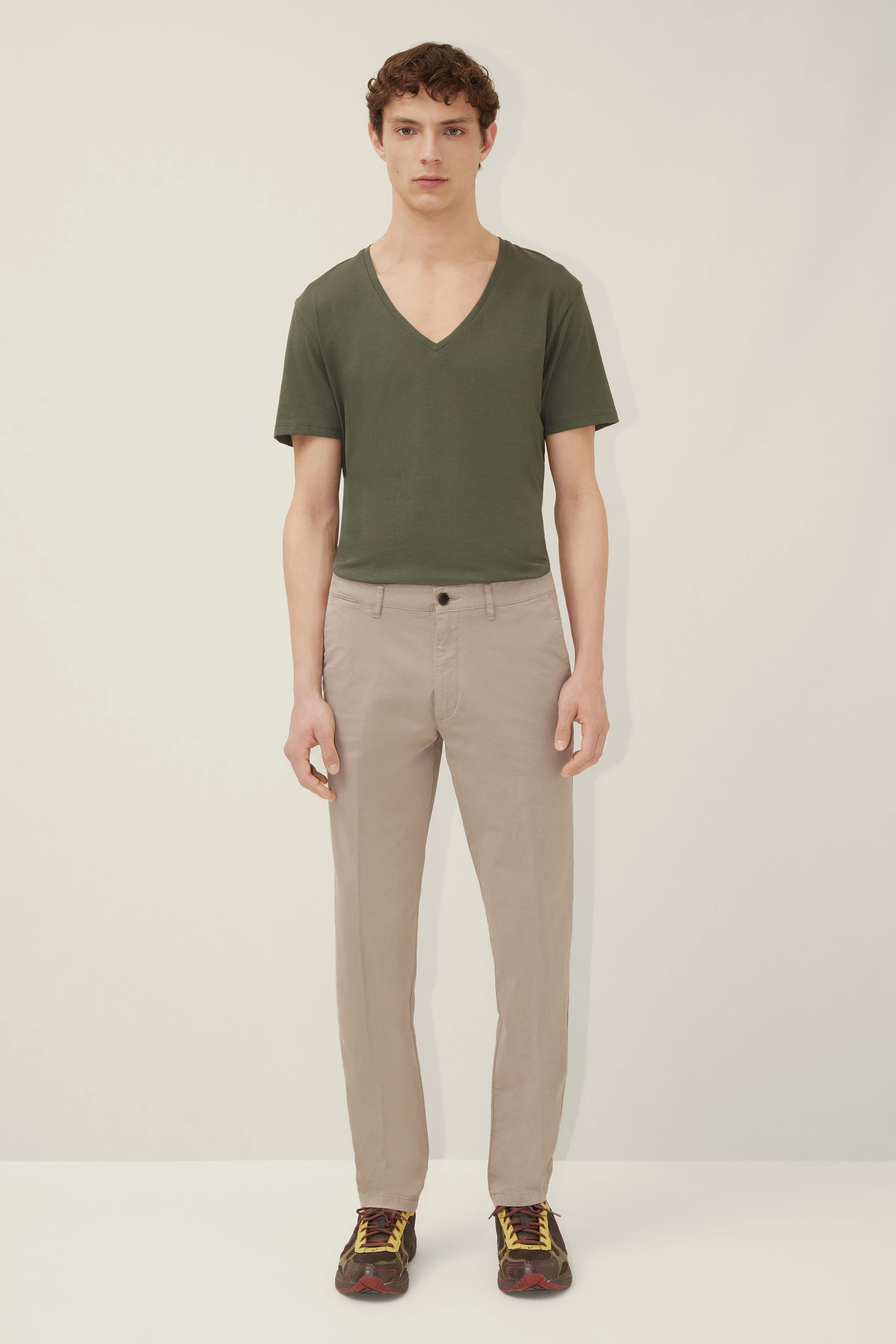 MAD - Klassische Chino aus Baumwolle - Herren - braun - Ganzkörper-Frontansicht