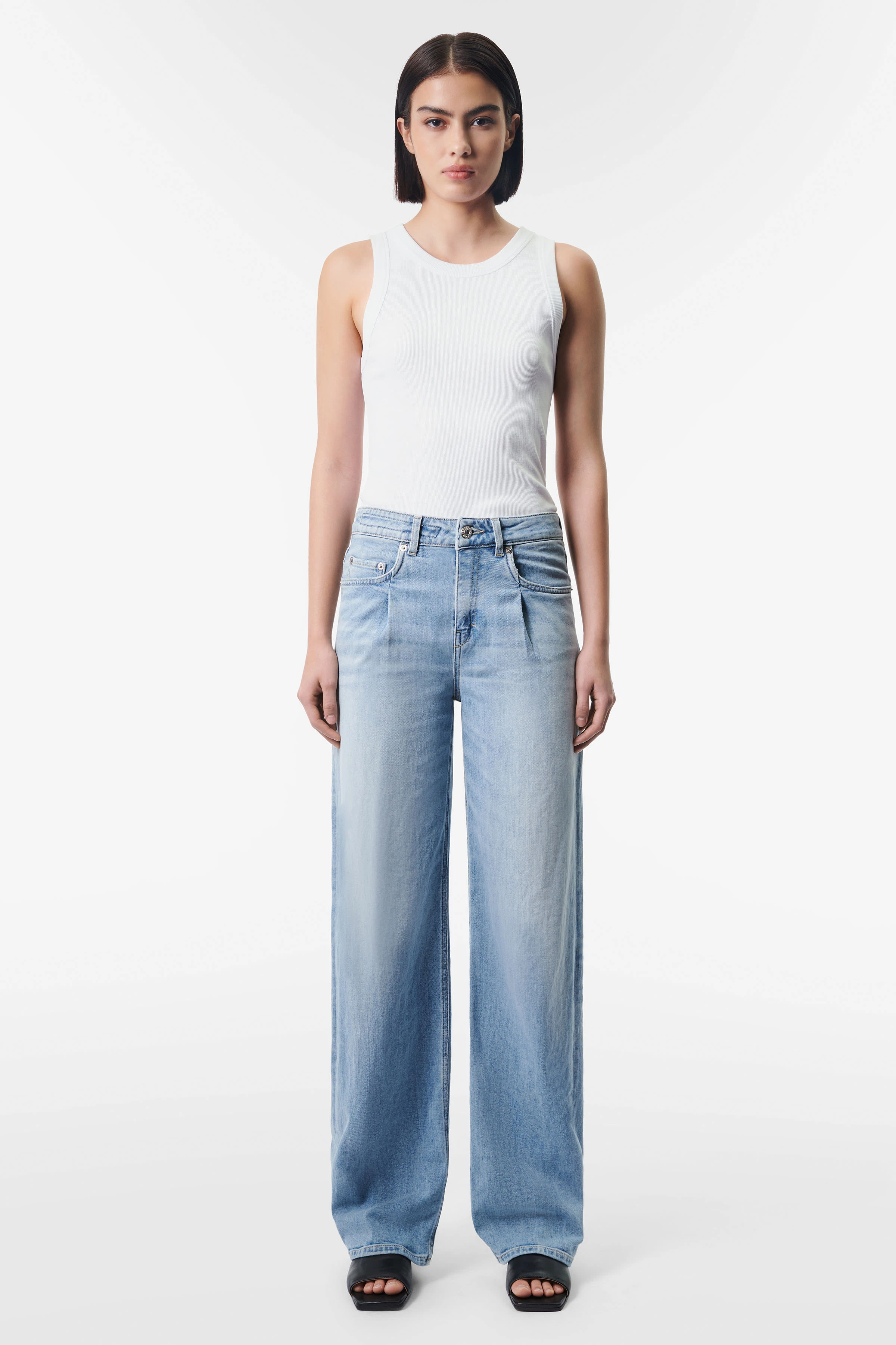 THINK - Mid-Waist Jeans mit Bügelfalte in Light-Blue - Damen - blau - Ganzkörper-Frontansicht