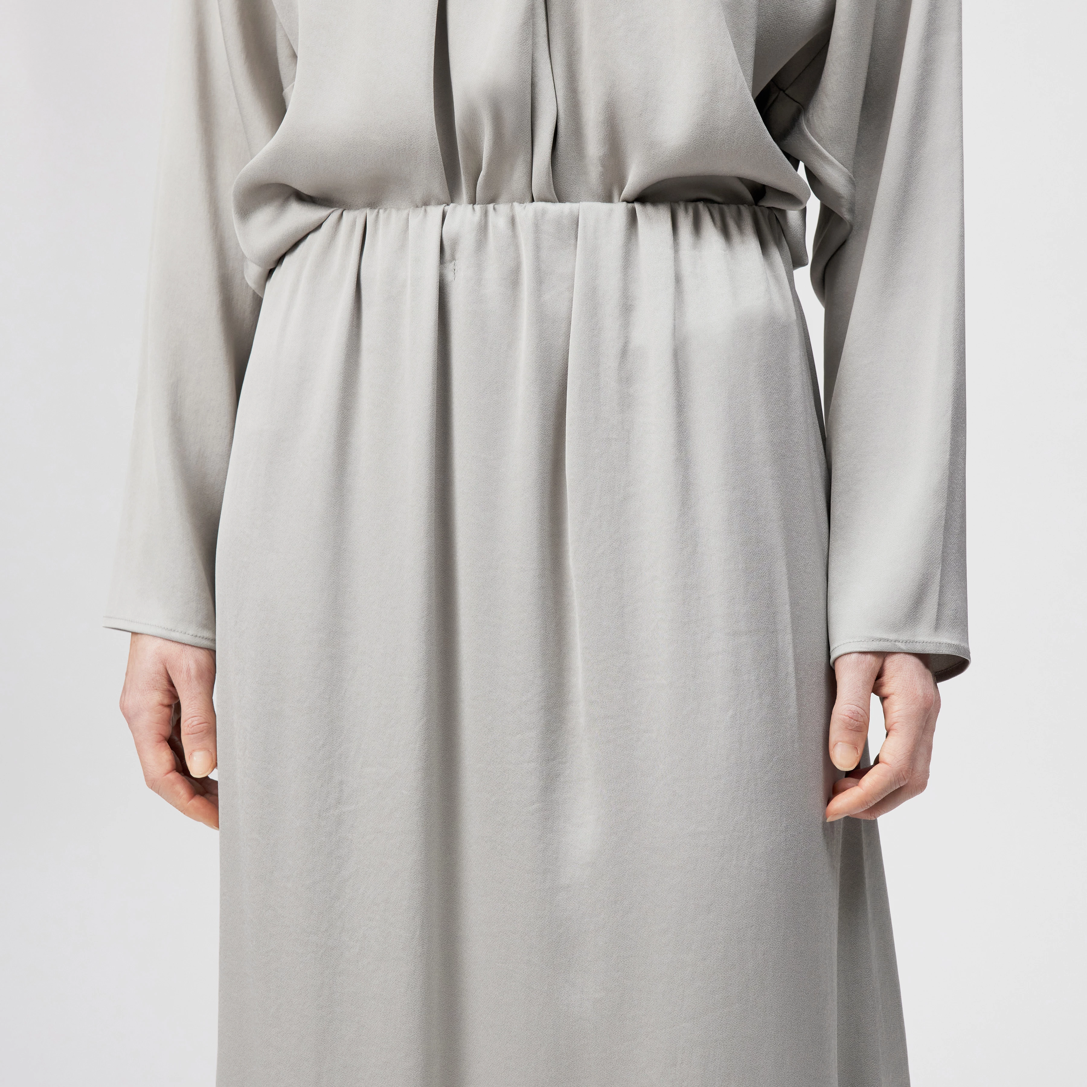 IDONEA - Mid-length skirt with elasticated waistband in satin - women - grey - Detailansicht am Model