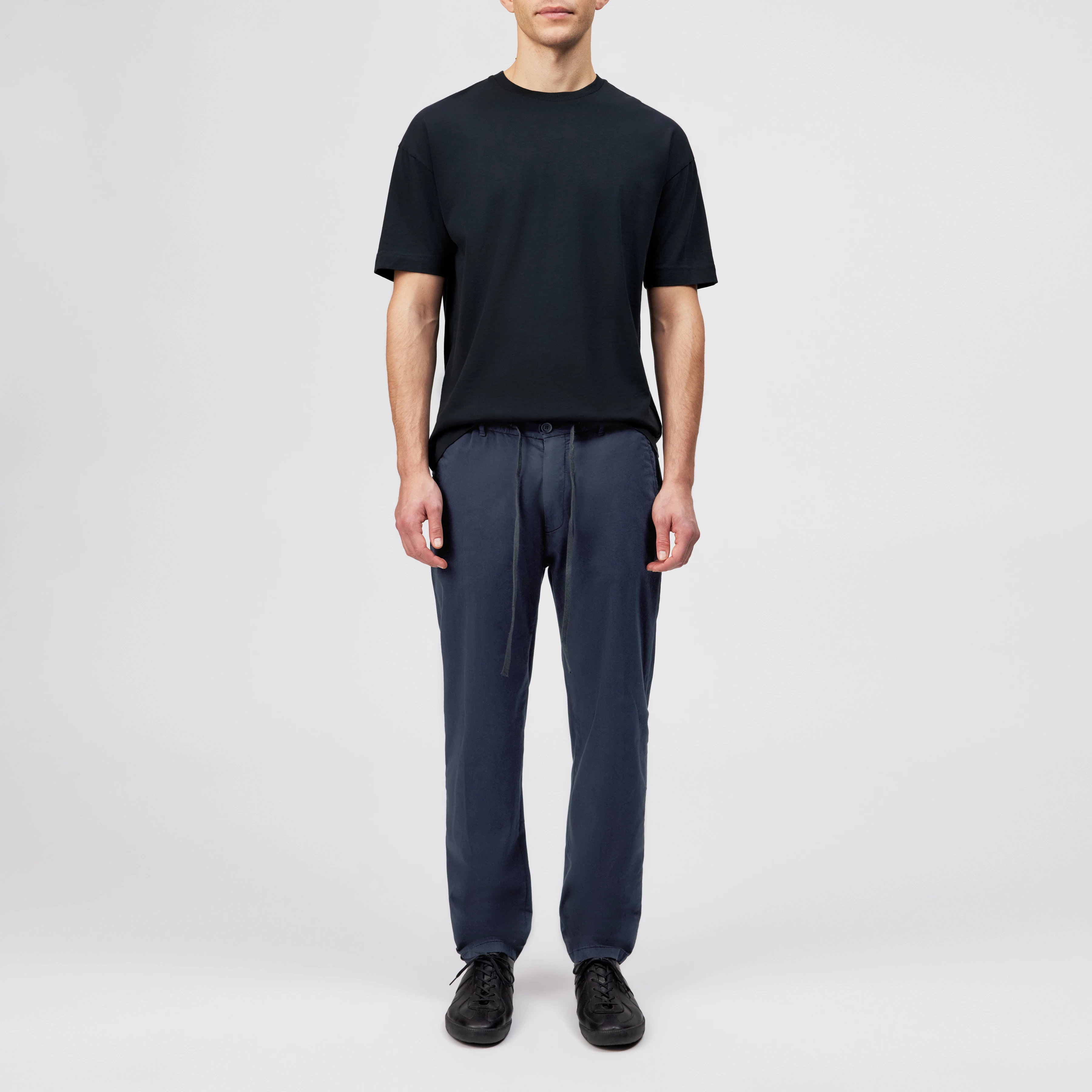 DEGER - Joggers with drawstring waist in satin - men - blue - Ganzkörper-Frontansicht