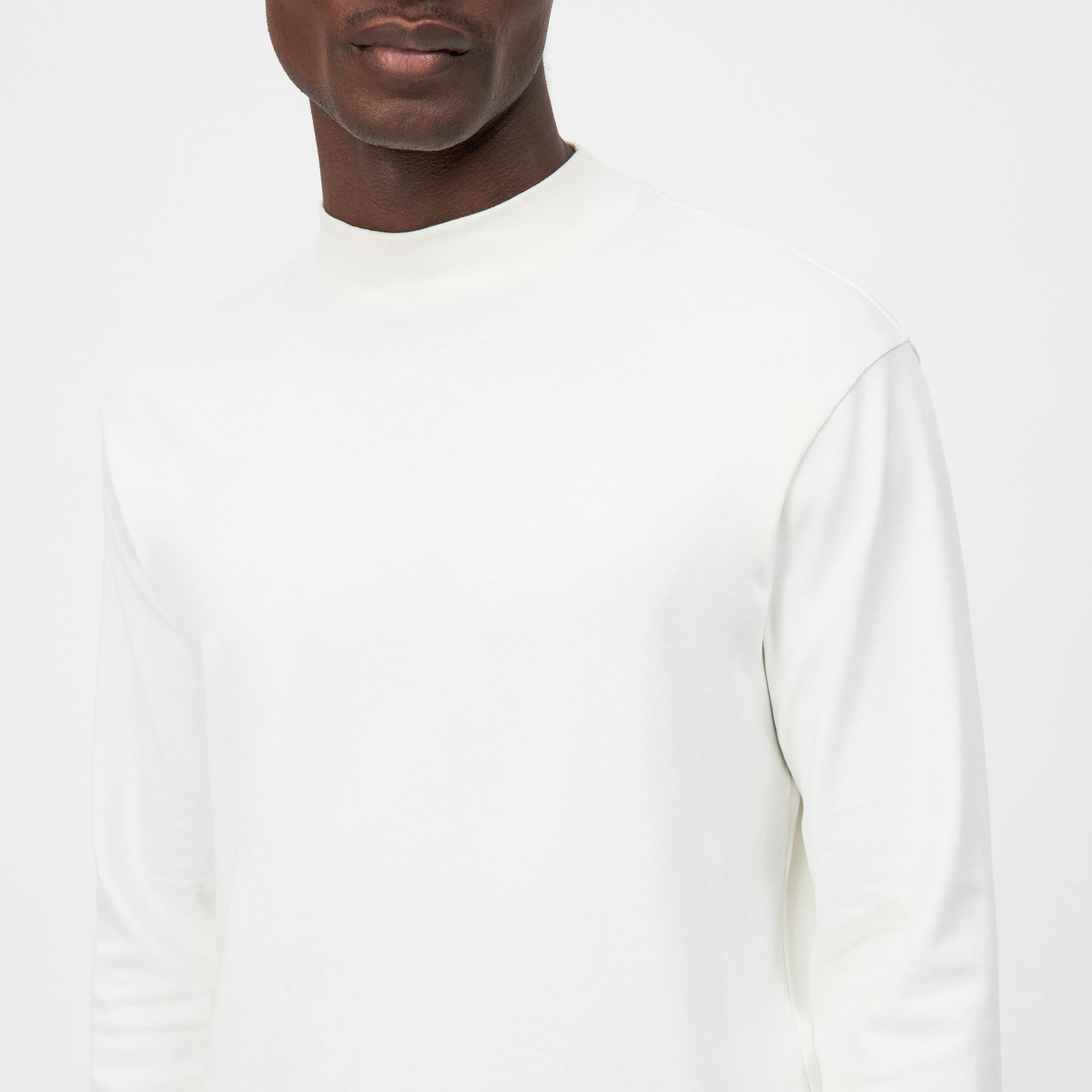 MORITZO - Longsleeve mit Stehkragen in elastischer Baumwolle - Herren - off white - Detailansicht am Model